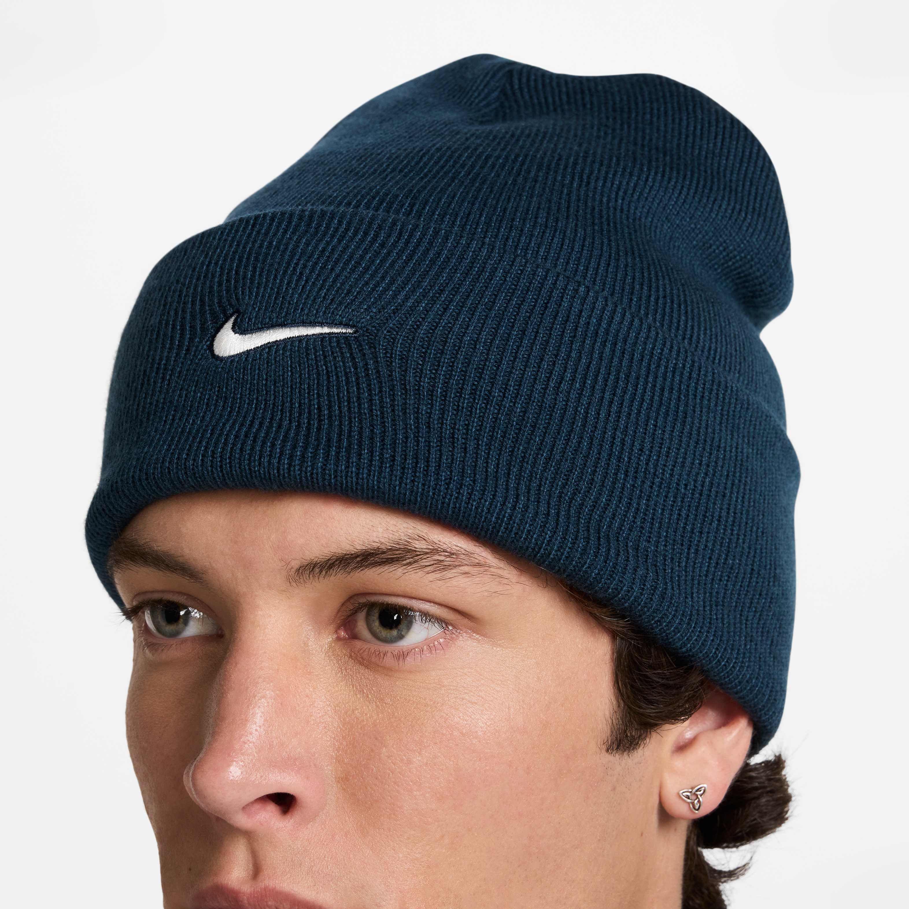 Nike swoosh beanie hat clearance