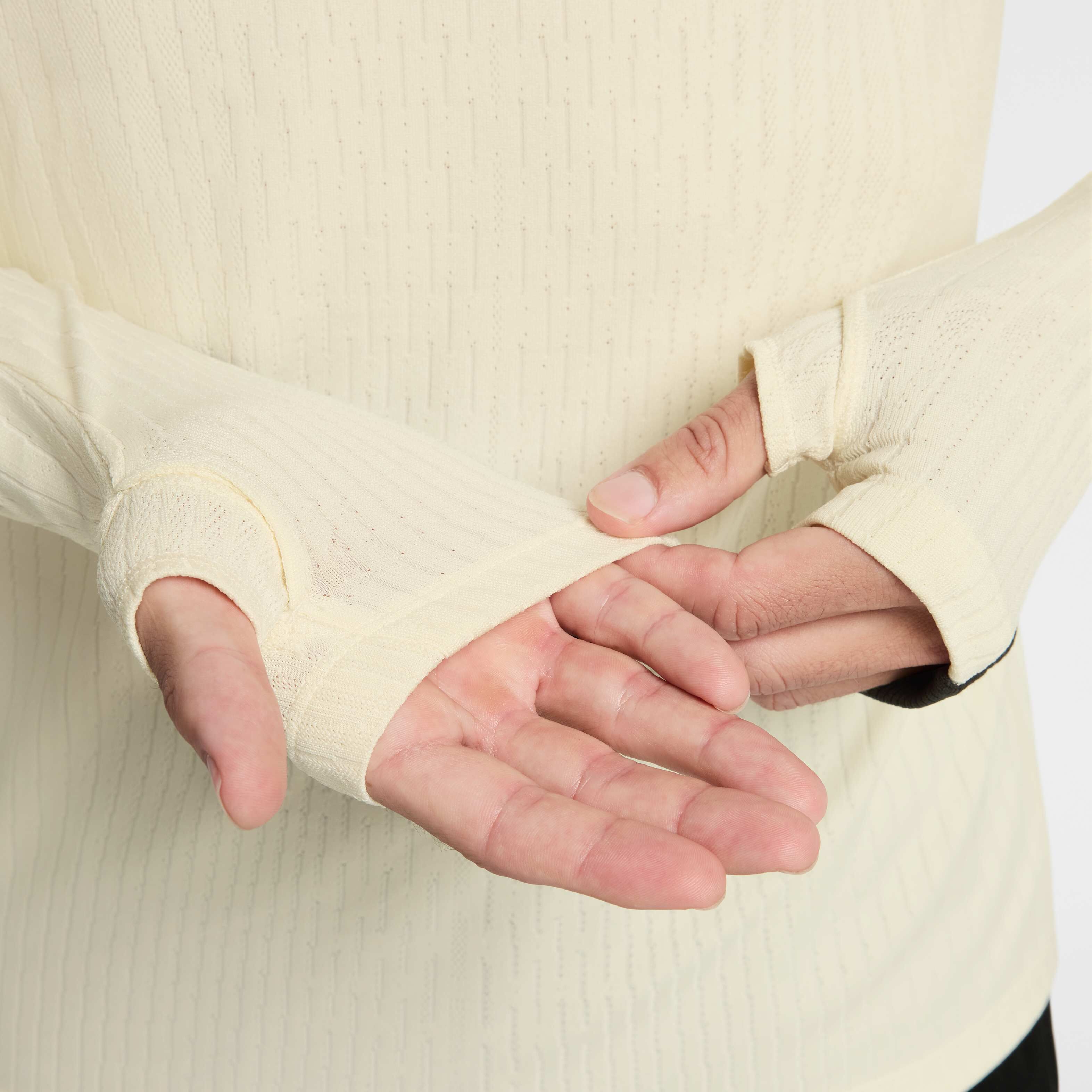 Liverpool F.C. Strike Elite Special Edition image number 4