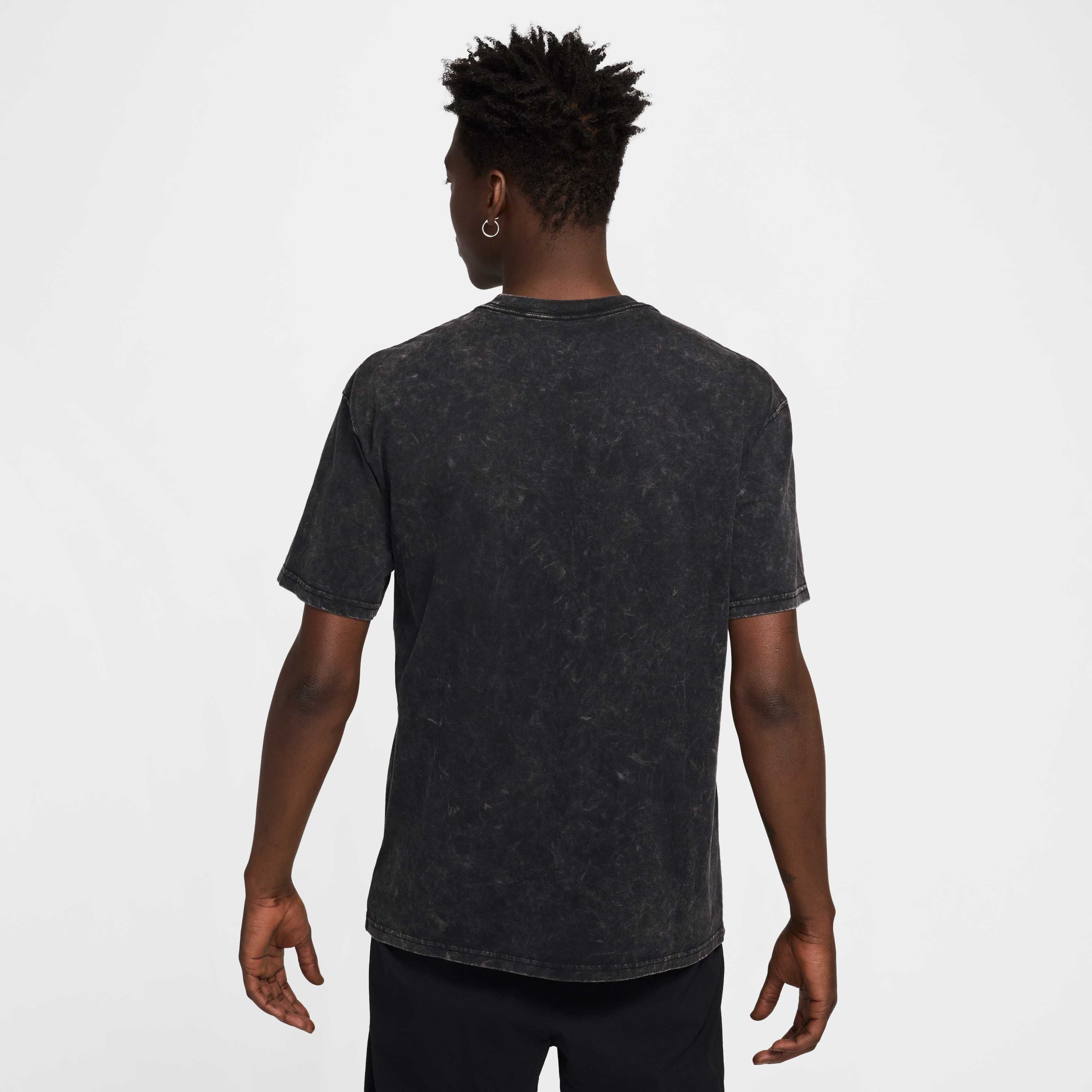 Liverpool F.C. Premium Essentials image number 1