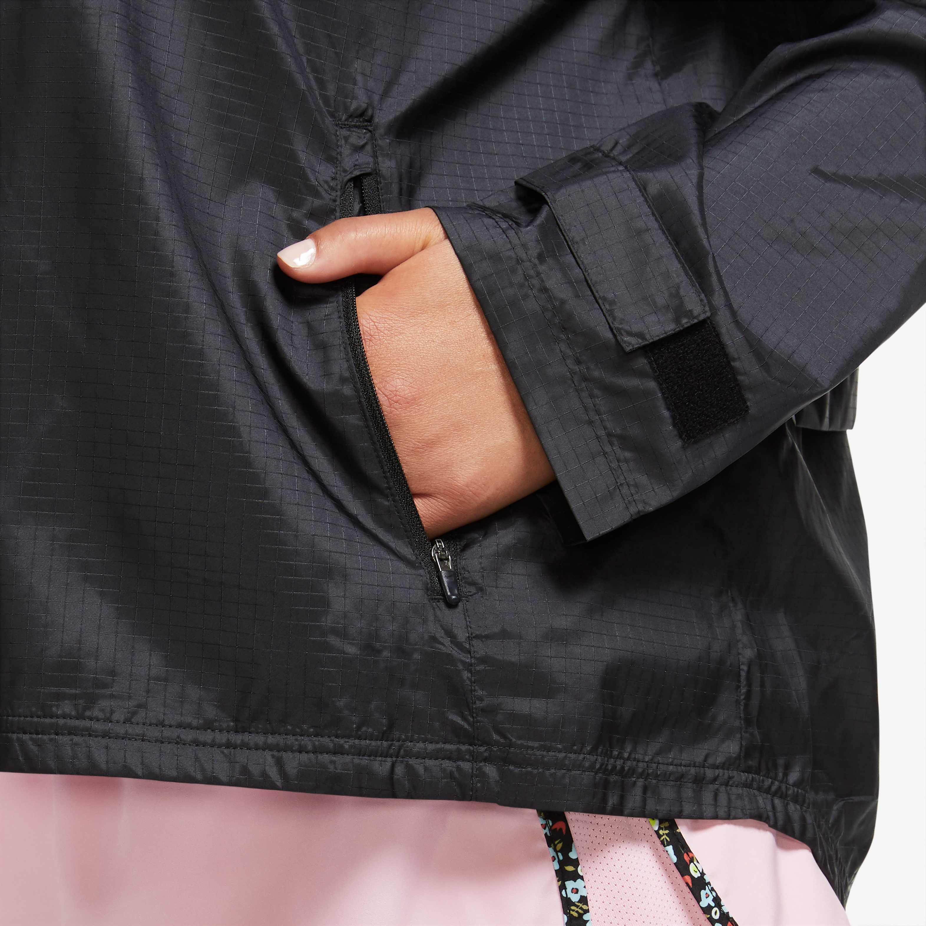 Nike Essential image number 4