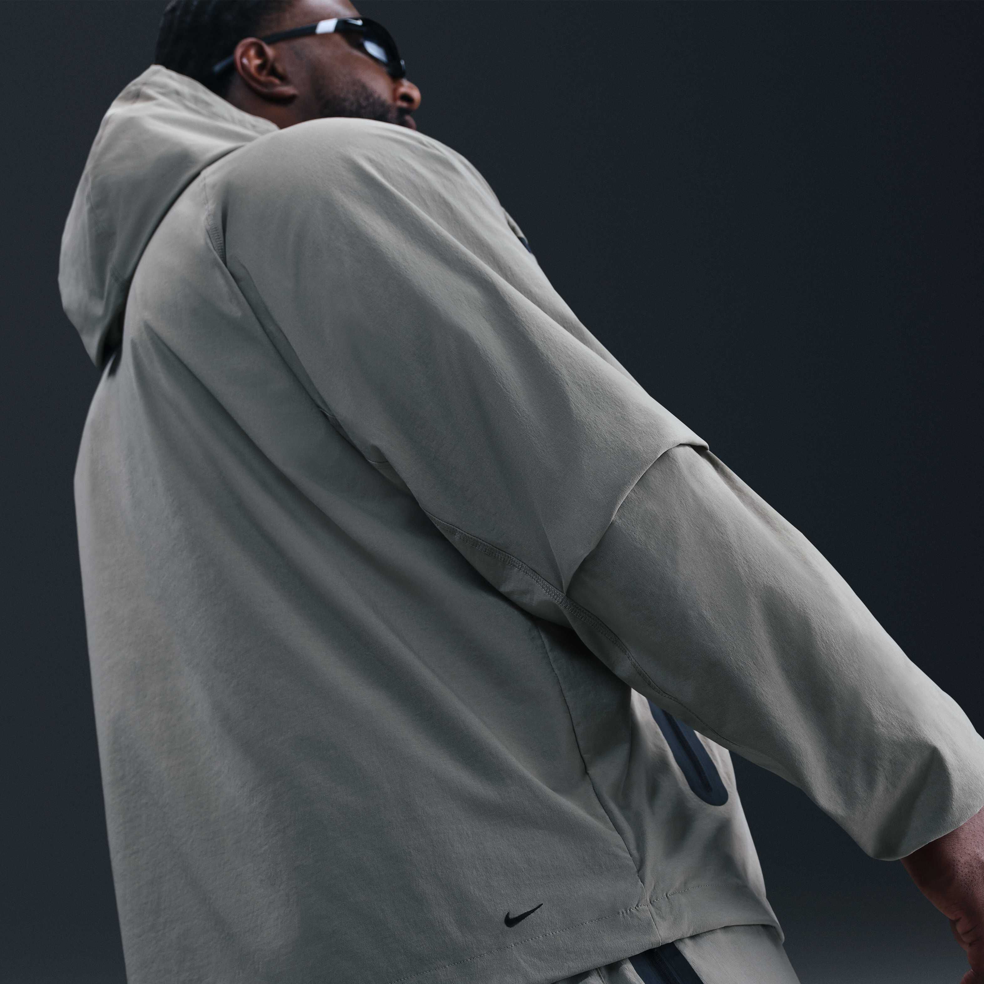 نايكي تك ويندرانر image number 15