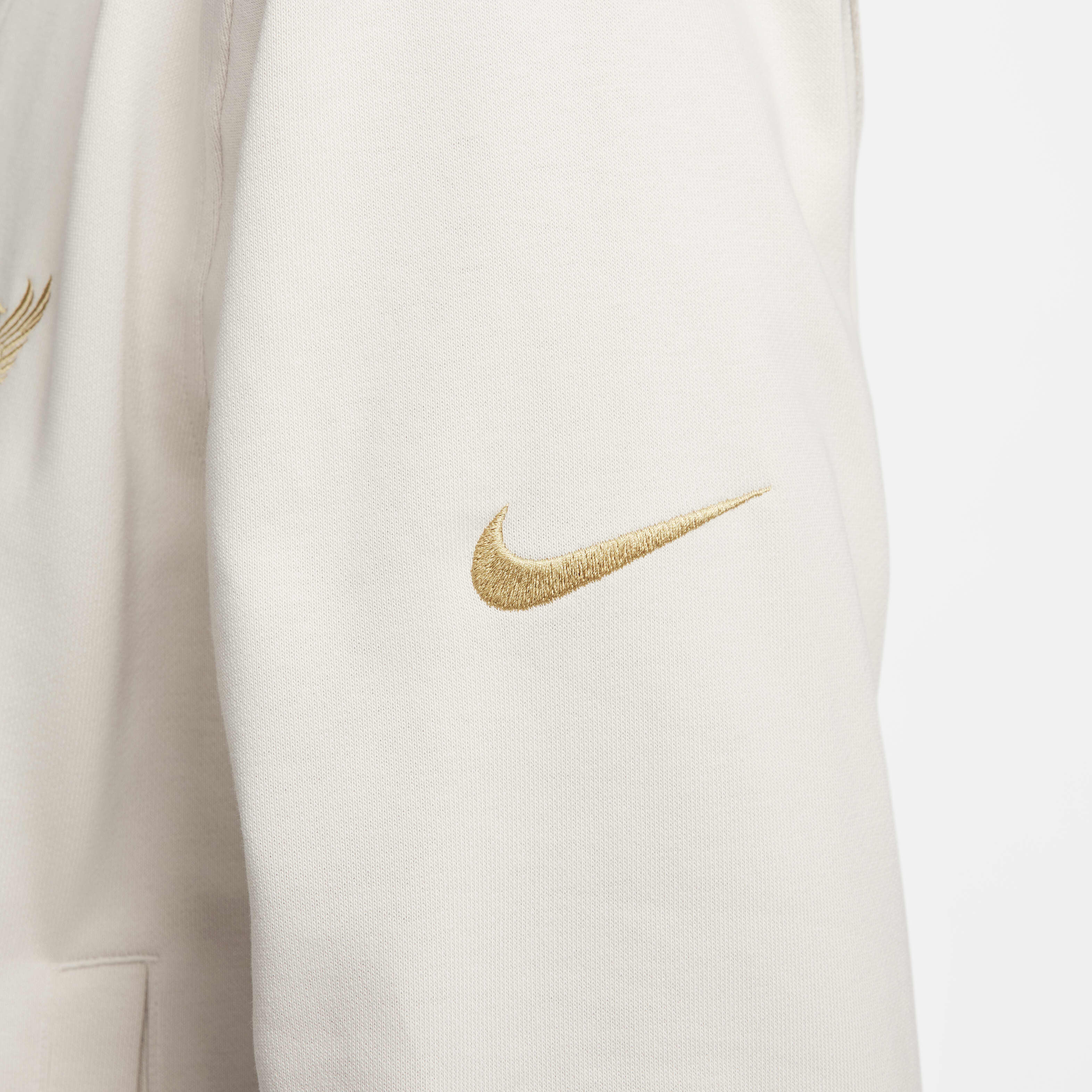 ليبرون جيمس x ليفربول F.C. image number 5