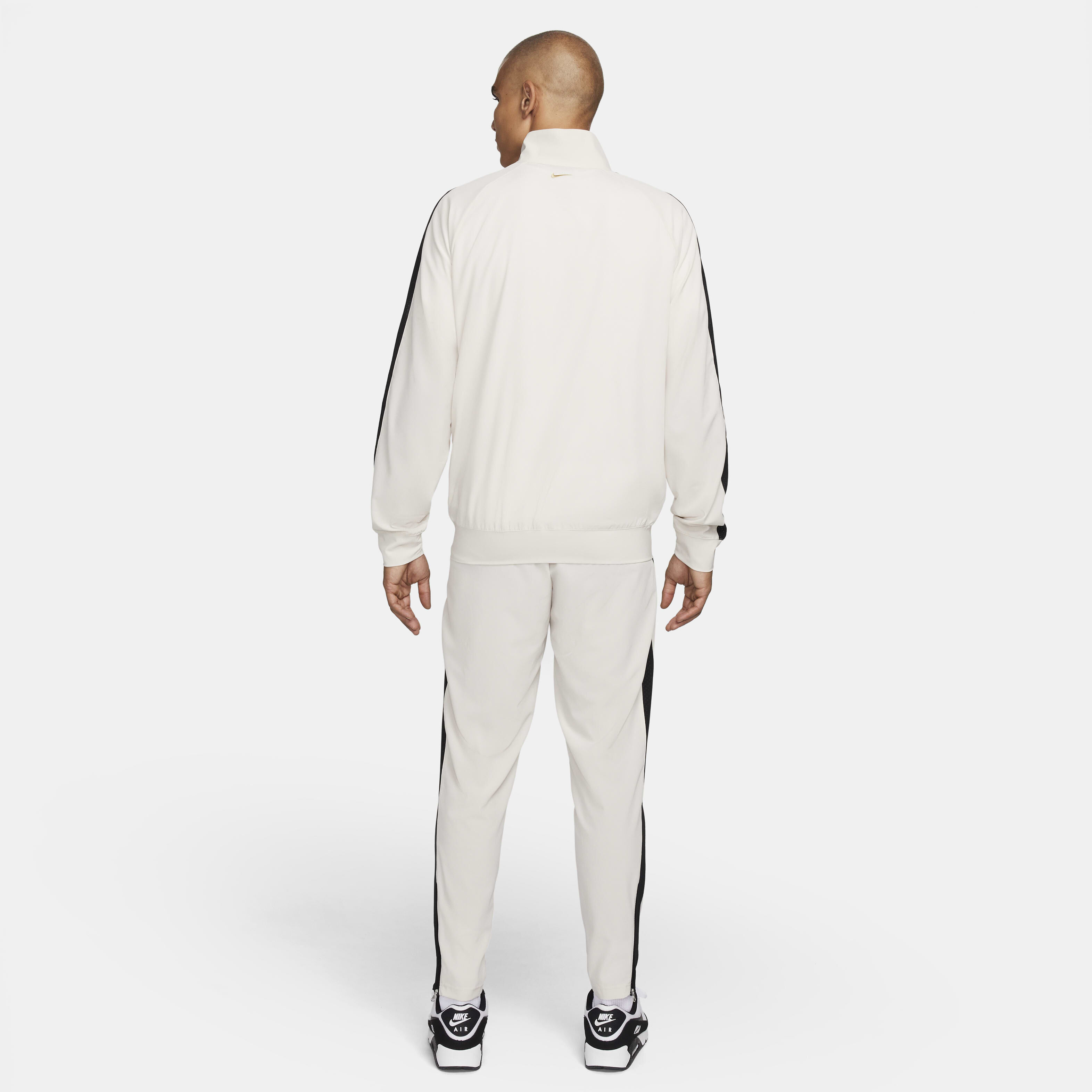 ليبرون x ليفربول F.C. image number 1