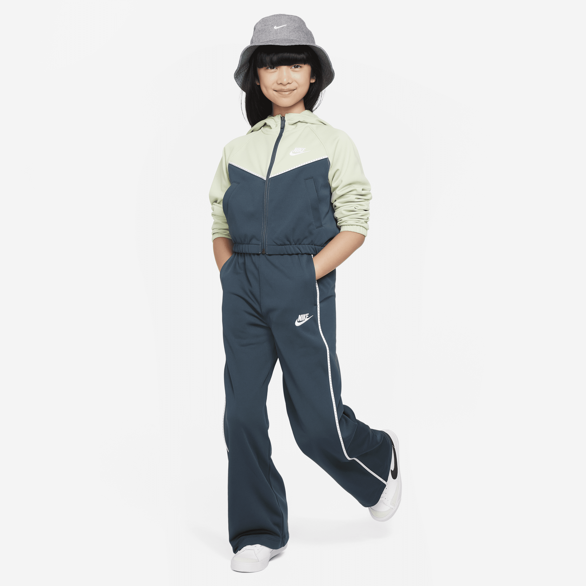 Shop Sportswear Older Kids' (Girls') Tracksuit | Nike UAE