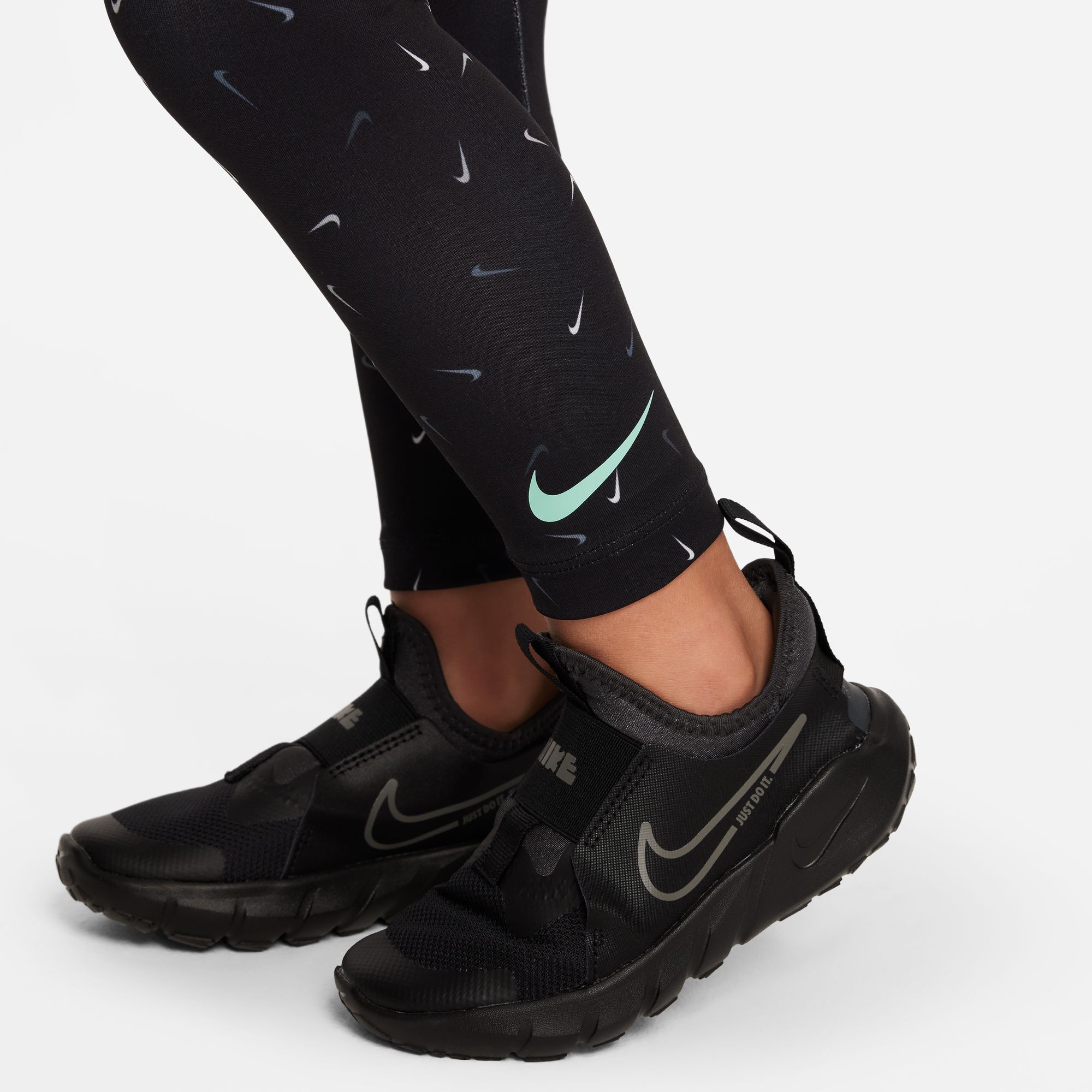 طقم تيشيرت نايكي جرافيك وليقنز برينتد image number 4