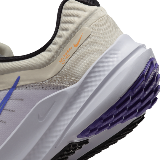 Nike quest top on feet