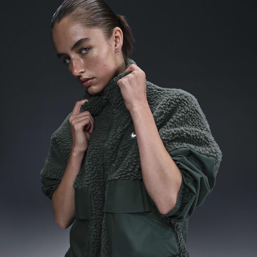 نايكي سبورتسوير ايسنشال