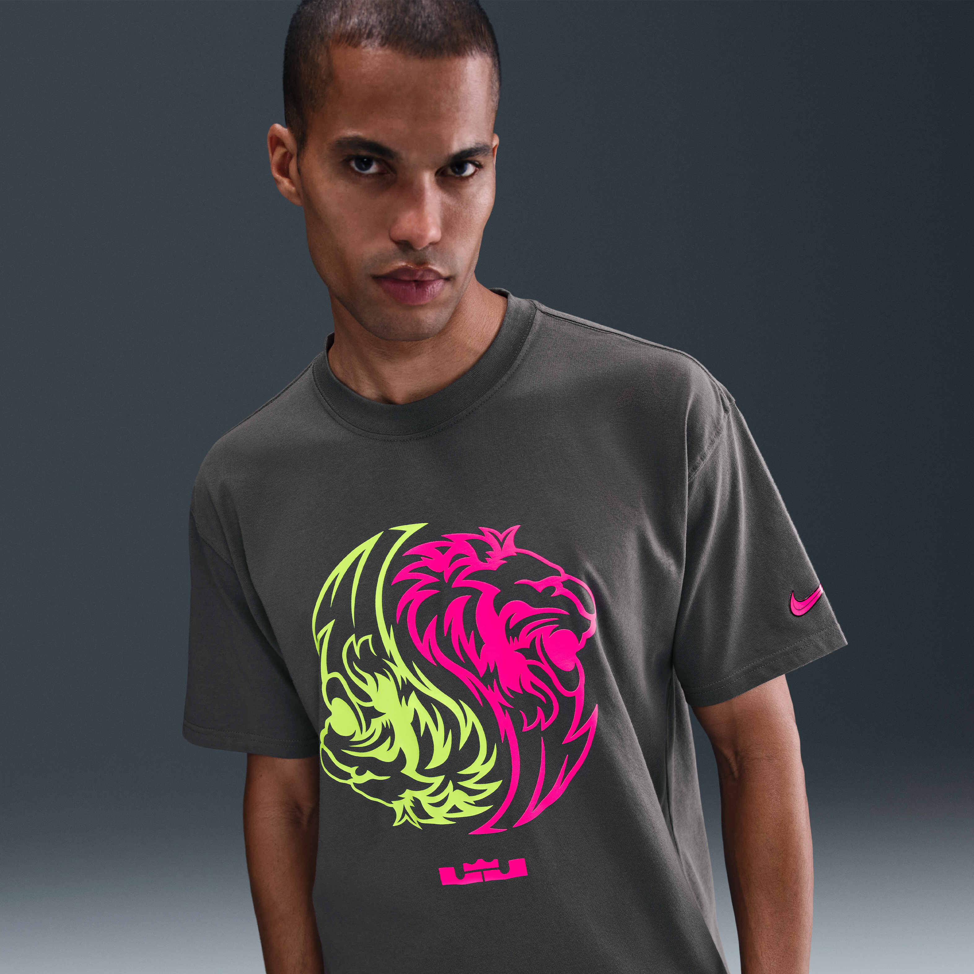 ★NIKE★LEBRON MAX 90 ロンT★追跡可 Nike Liverpool FC x LeBron James Men's Max90 Long Sleeve Tee