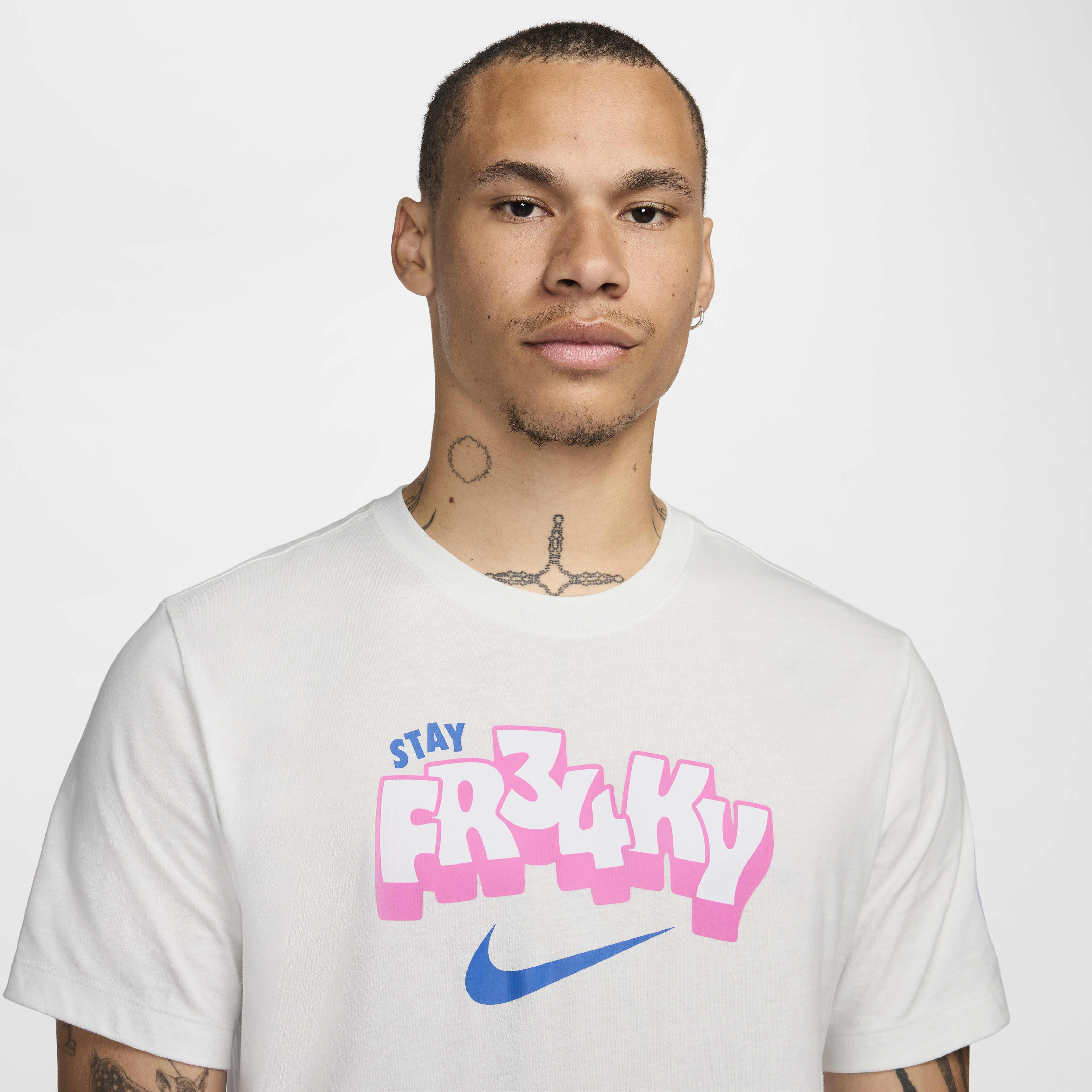 ★明るい季節にポップでかわいいく NIKE Giannis Ｔシャツ Nike Giannis Antetokounmpo Standard Issue Men's Graphic