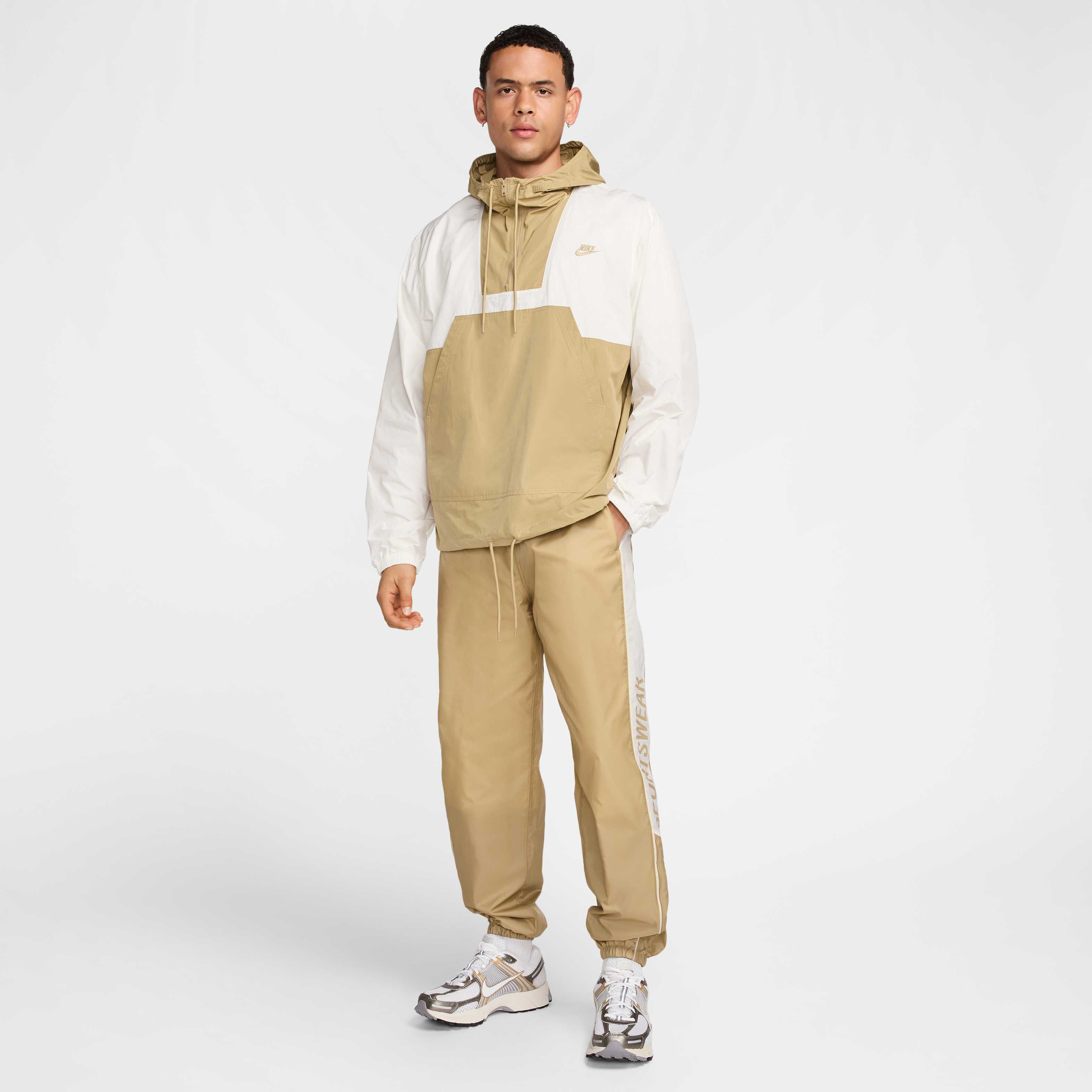 ★★Nike★★ Club Woven Jogger M Parachute Beige Saillight K Nike Club Men's Joggers. Nike.com