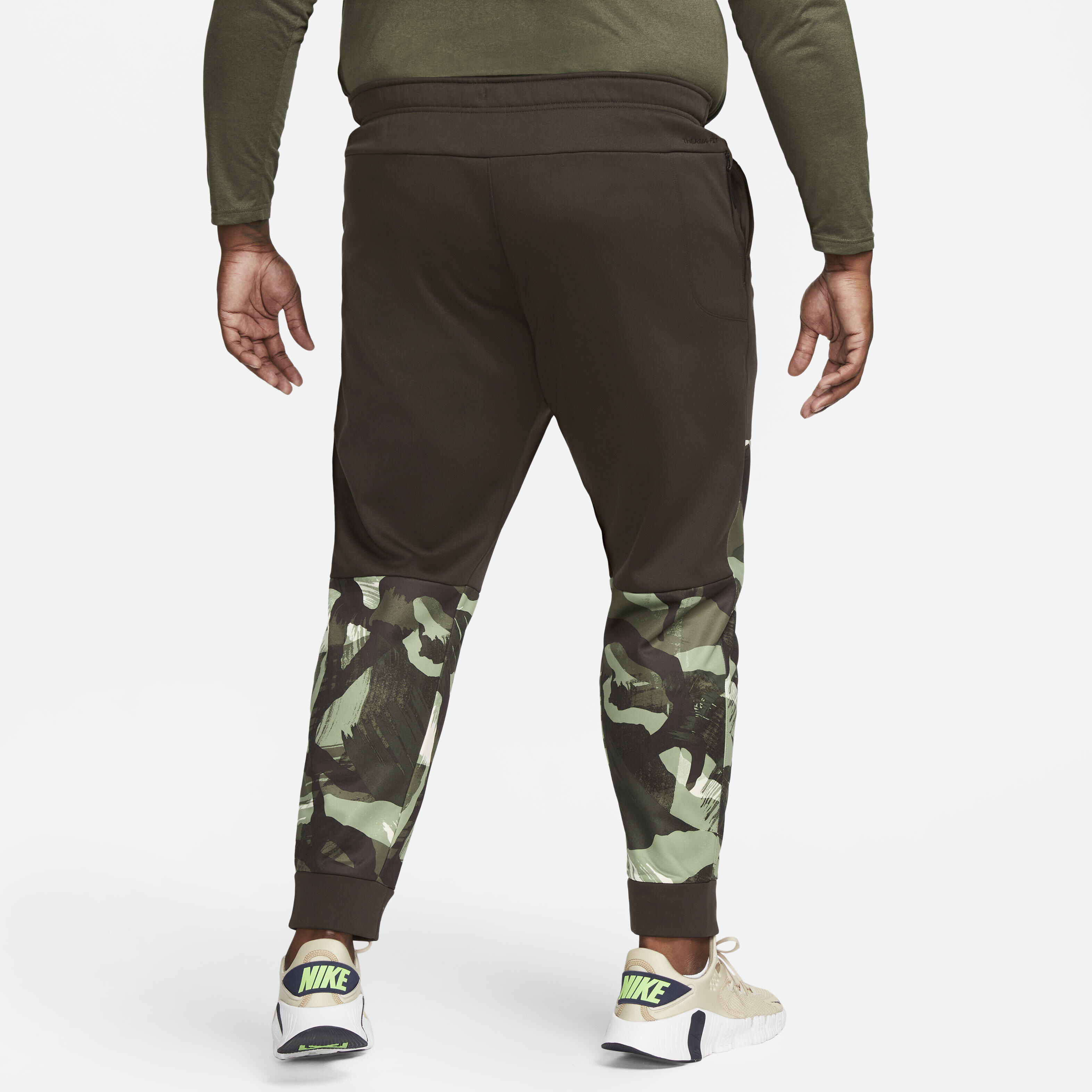 Black camo nike joggers hotsell