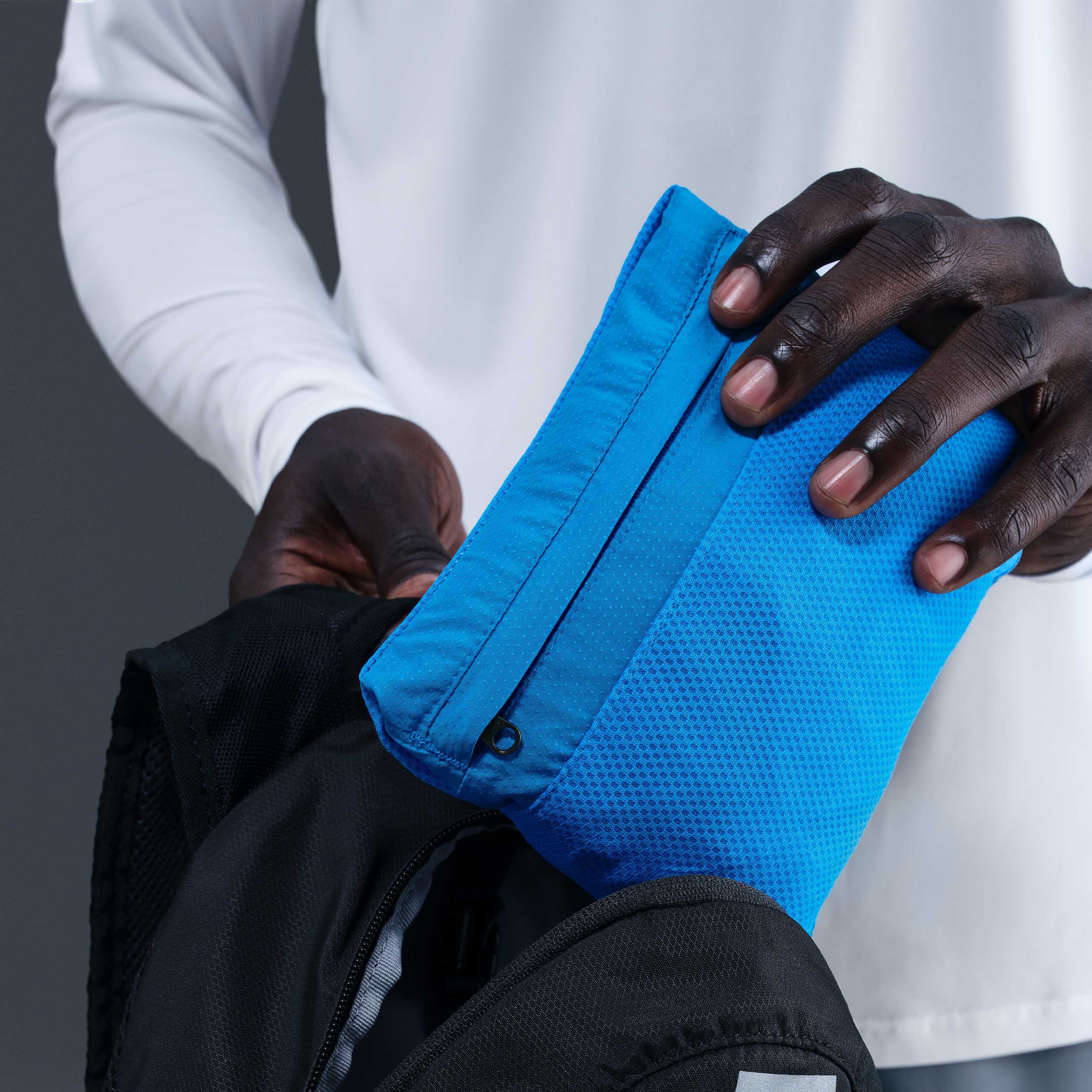 نايكي ايمبوسبلي لايت ويندرانر image number 6