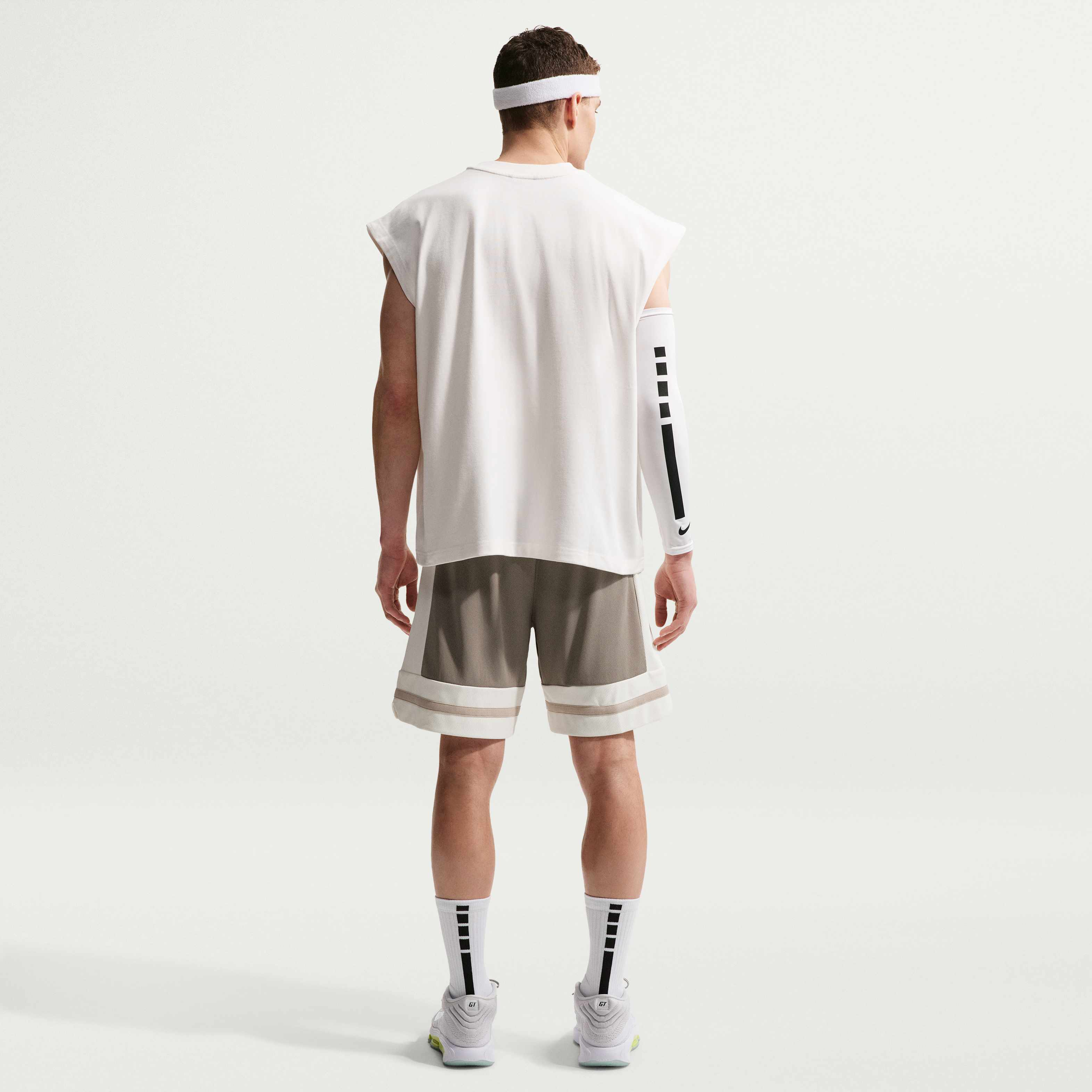 Nike Standard Issue image number 4