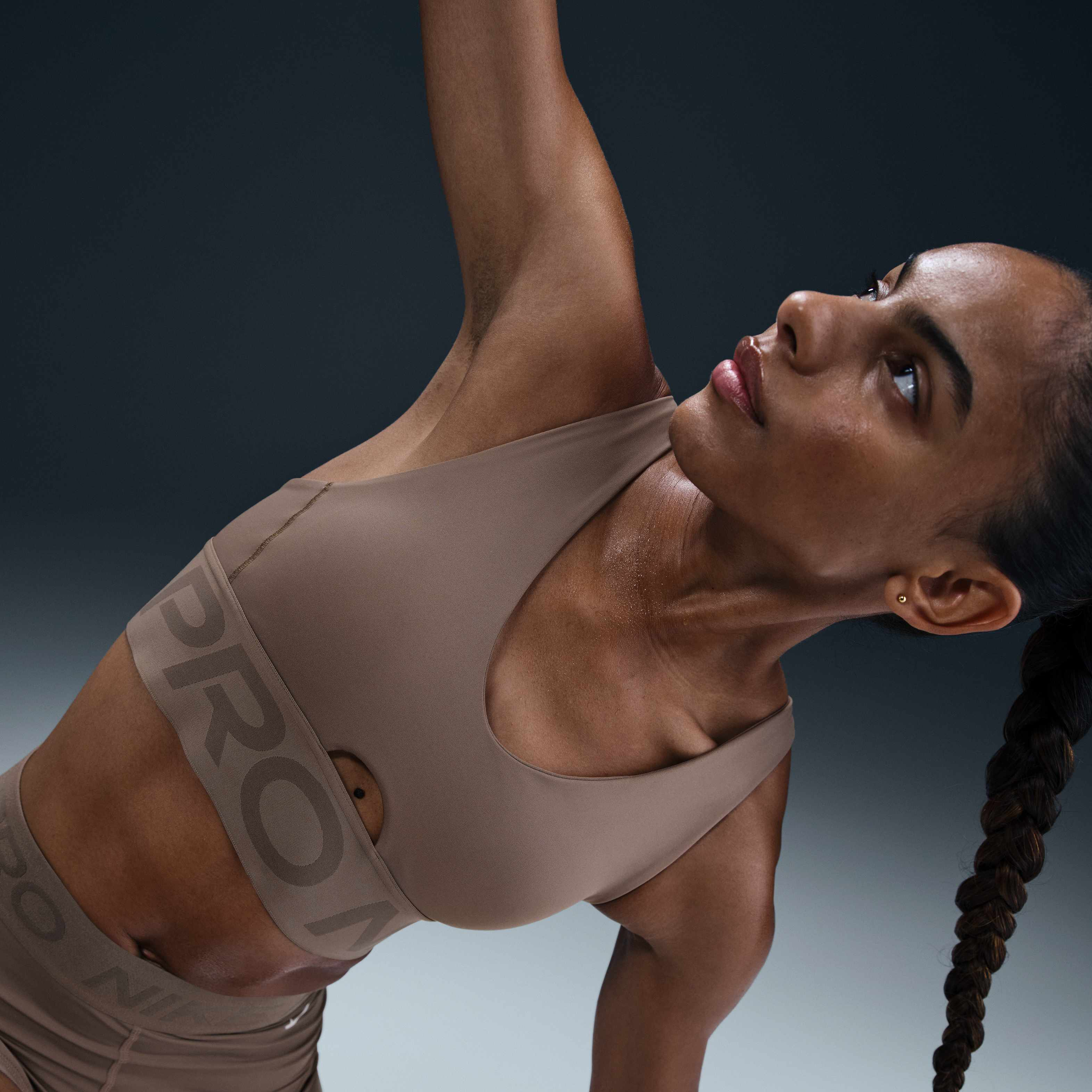 Nike Pro Indy Plunge image number 2