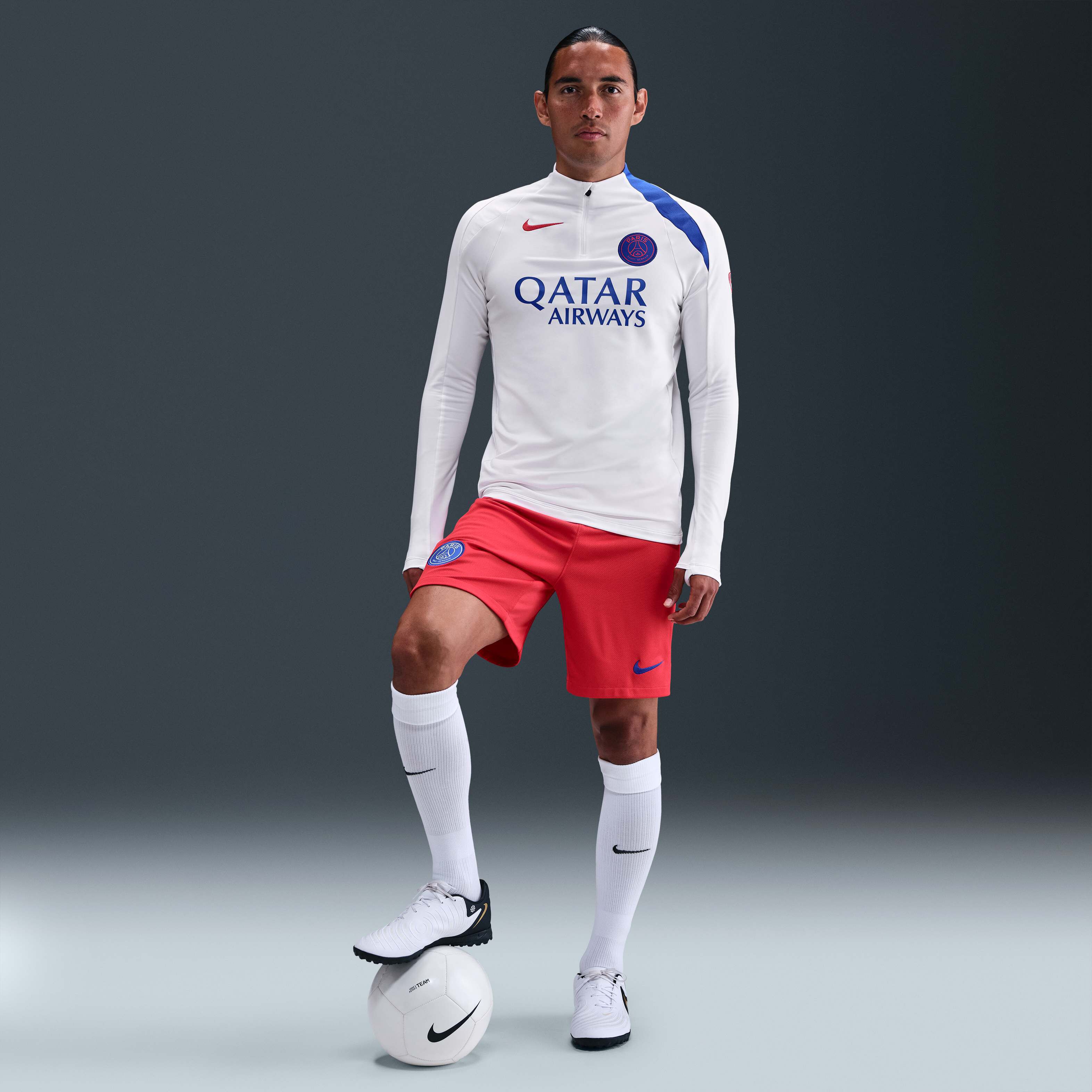 Paris Saint-Germain Strike Third image number 3