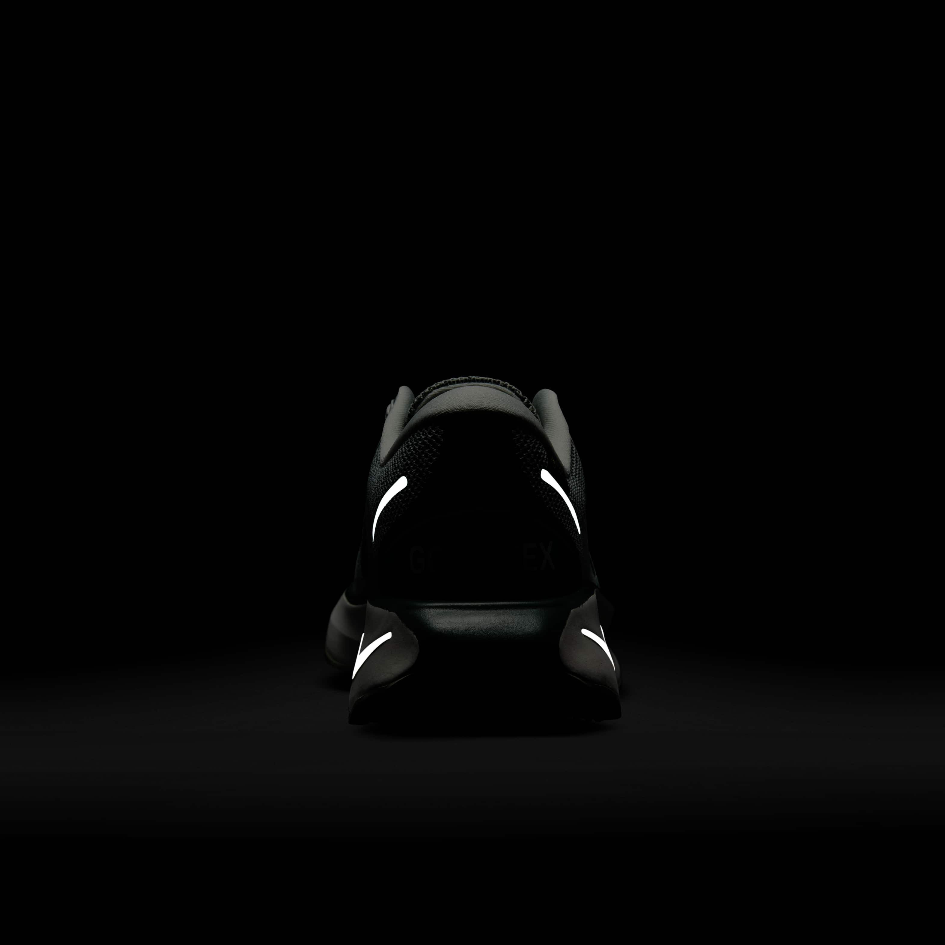 نايكي موتيفا جور-تكس image number 9