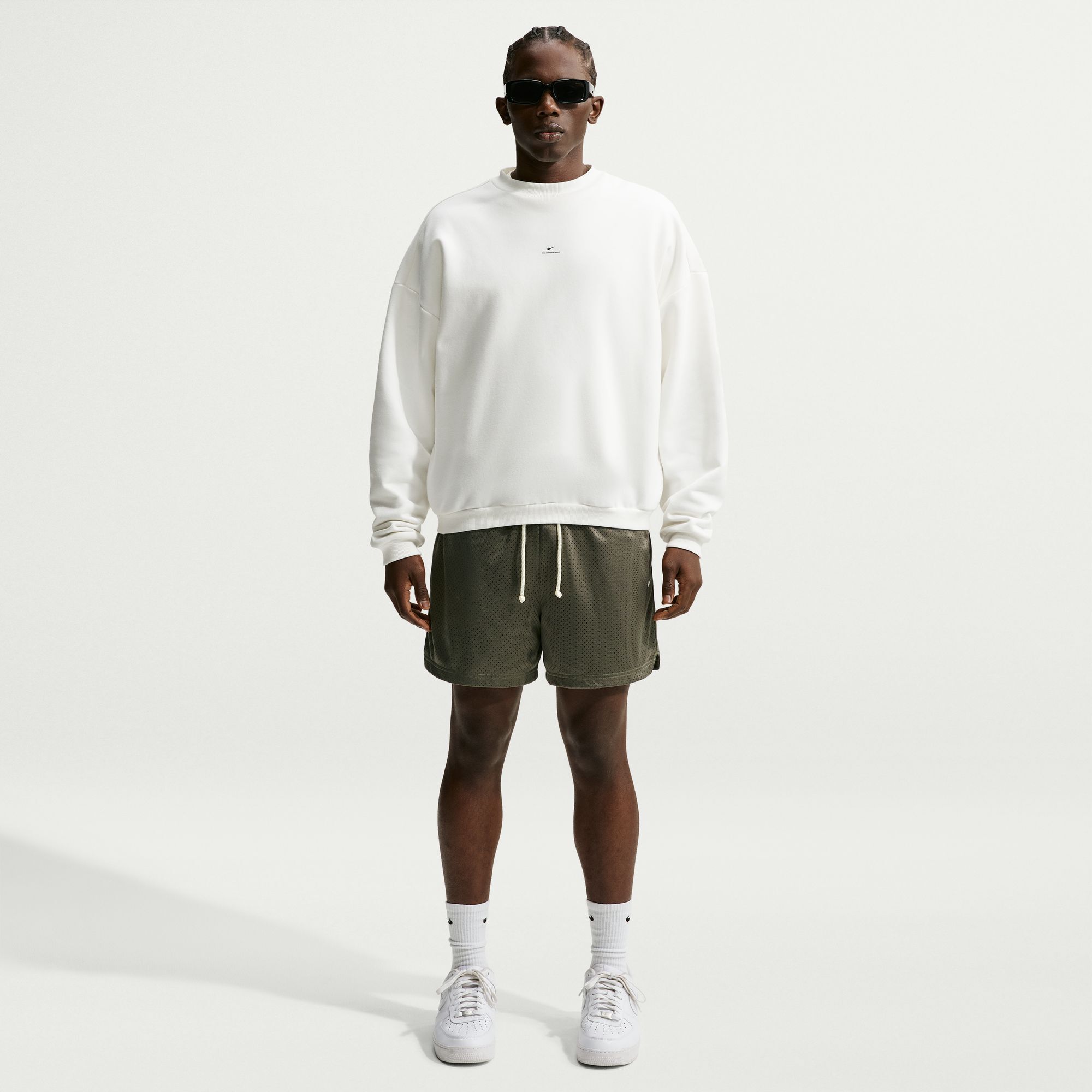 Nike Standard Issue image number 0
