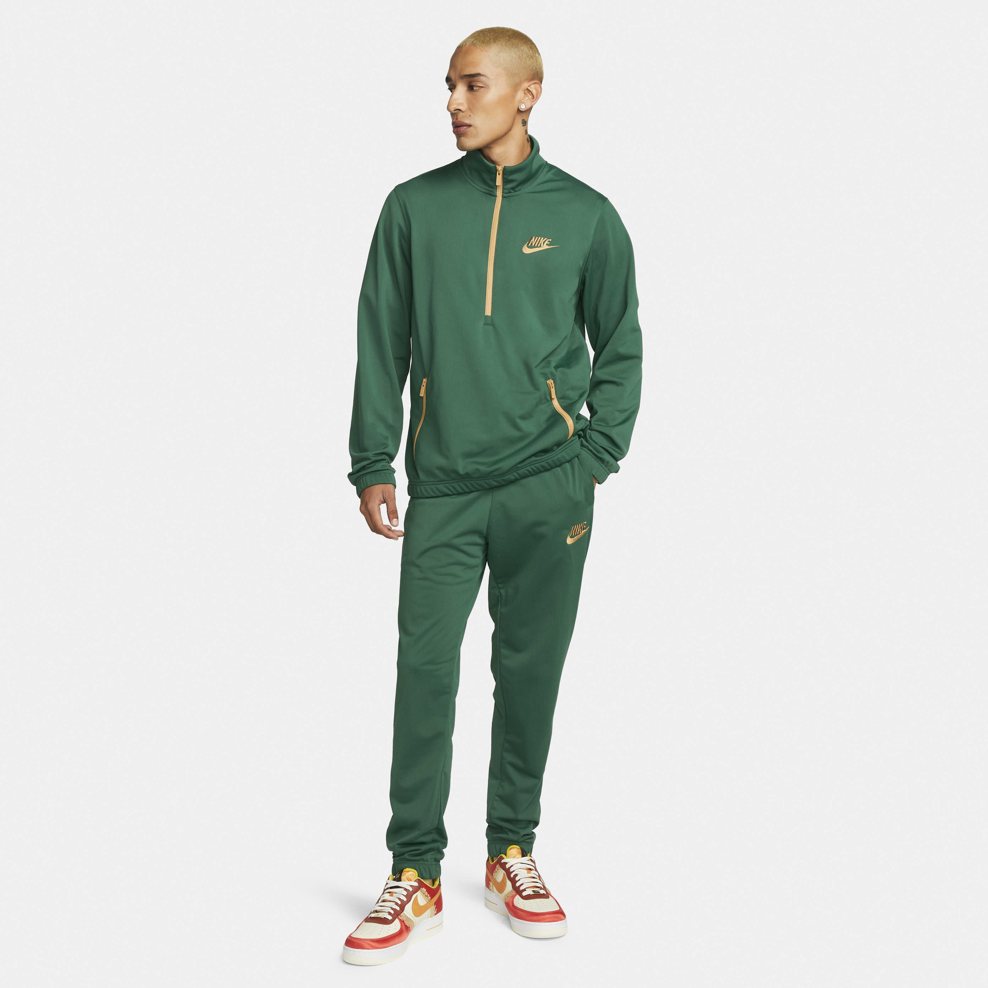 Shop Nike Men s Tracksuits Online in UAE Nike Male Tracksuits Set