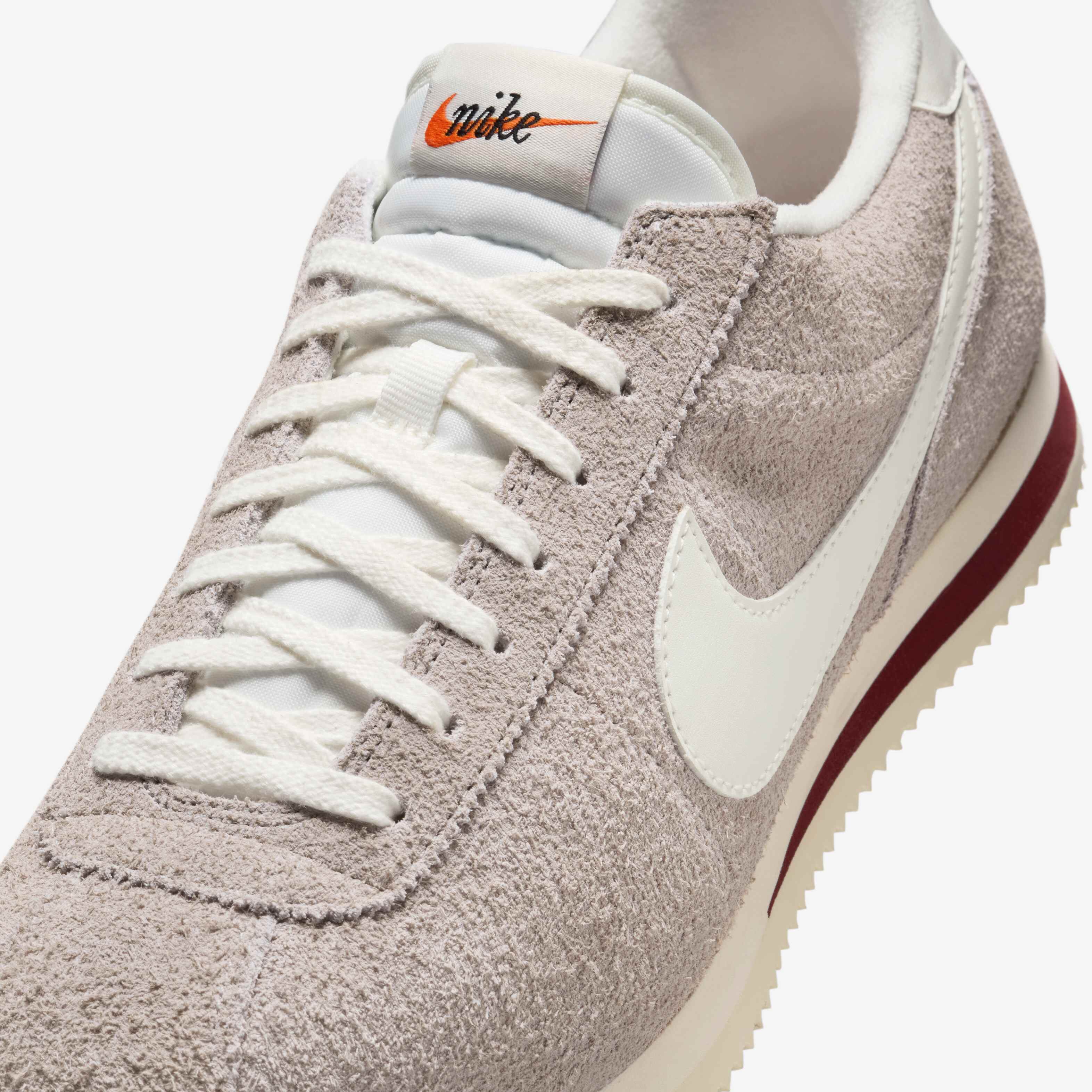 ☆Nike☆ Cortez SE M College Grey Dark Team Red Coconut Milk Nike Sportswear CORTEZ SE SUEDE - Baskets basses - college
