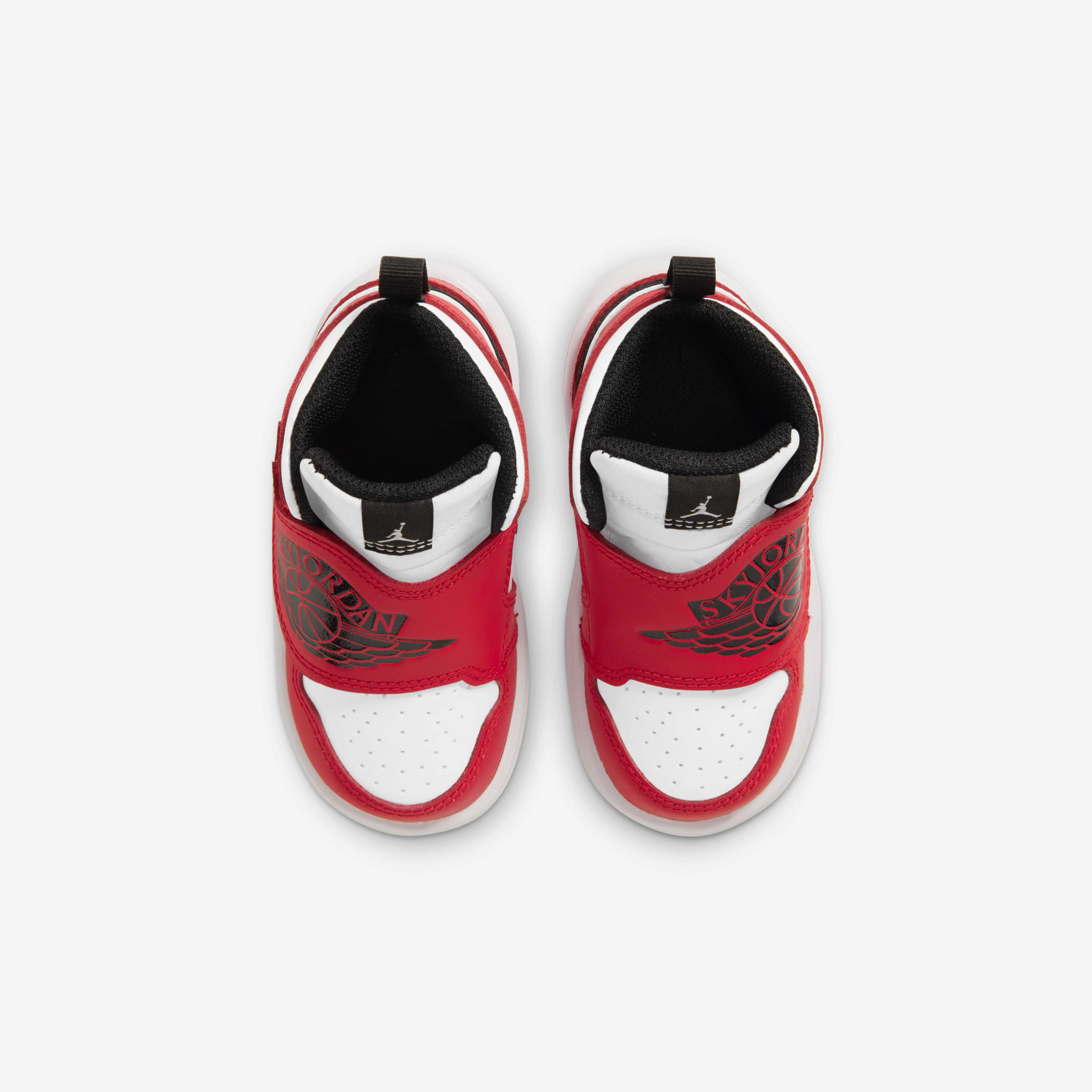 Sky Jordan 1 image number 3