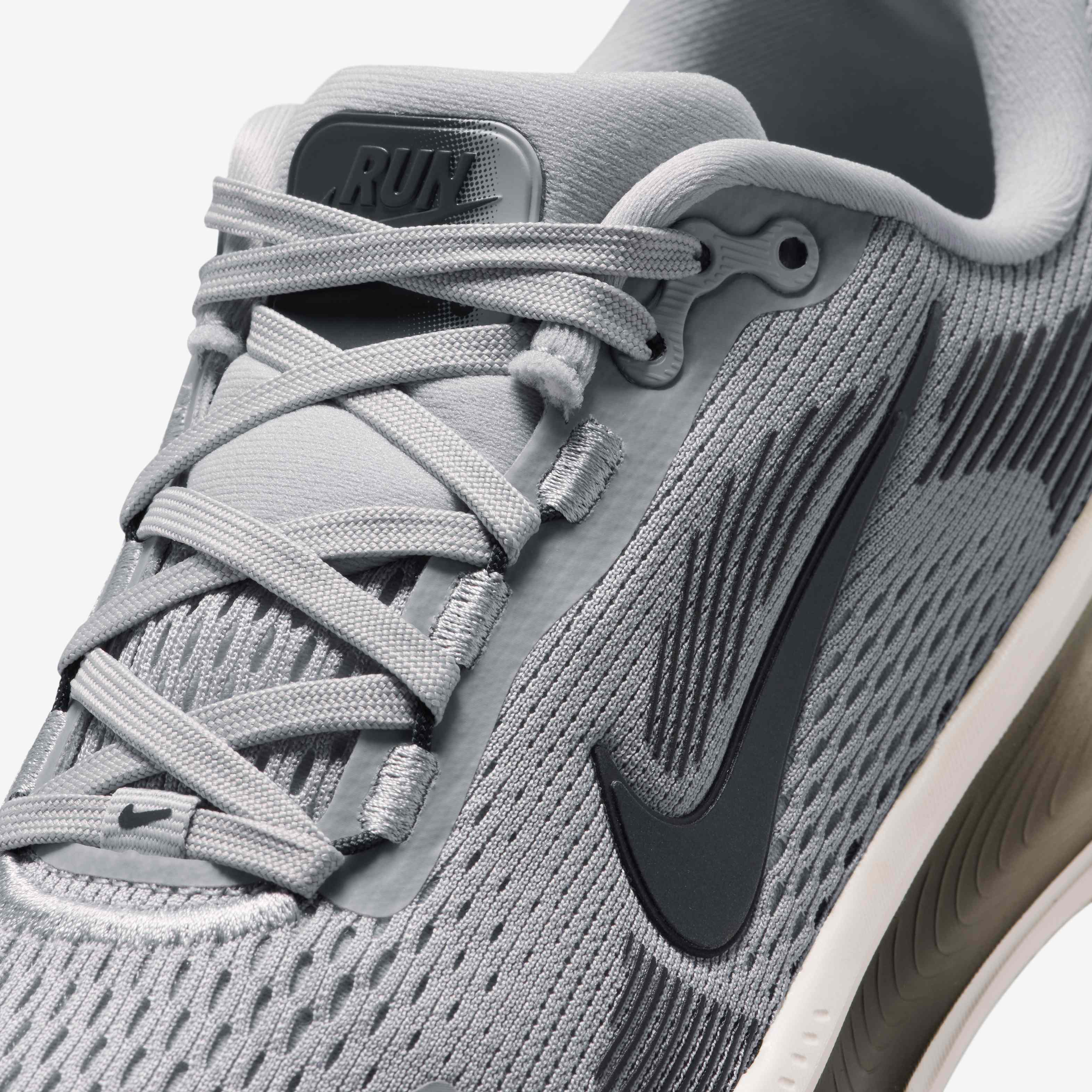 Nike Vomero 18 image number 6