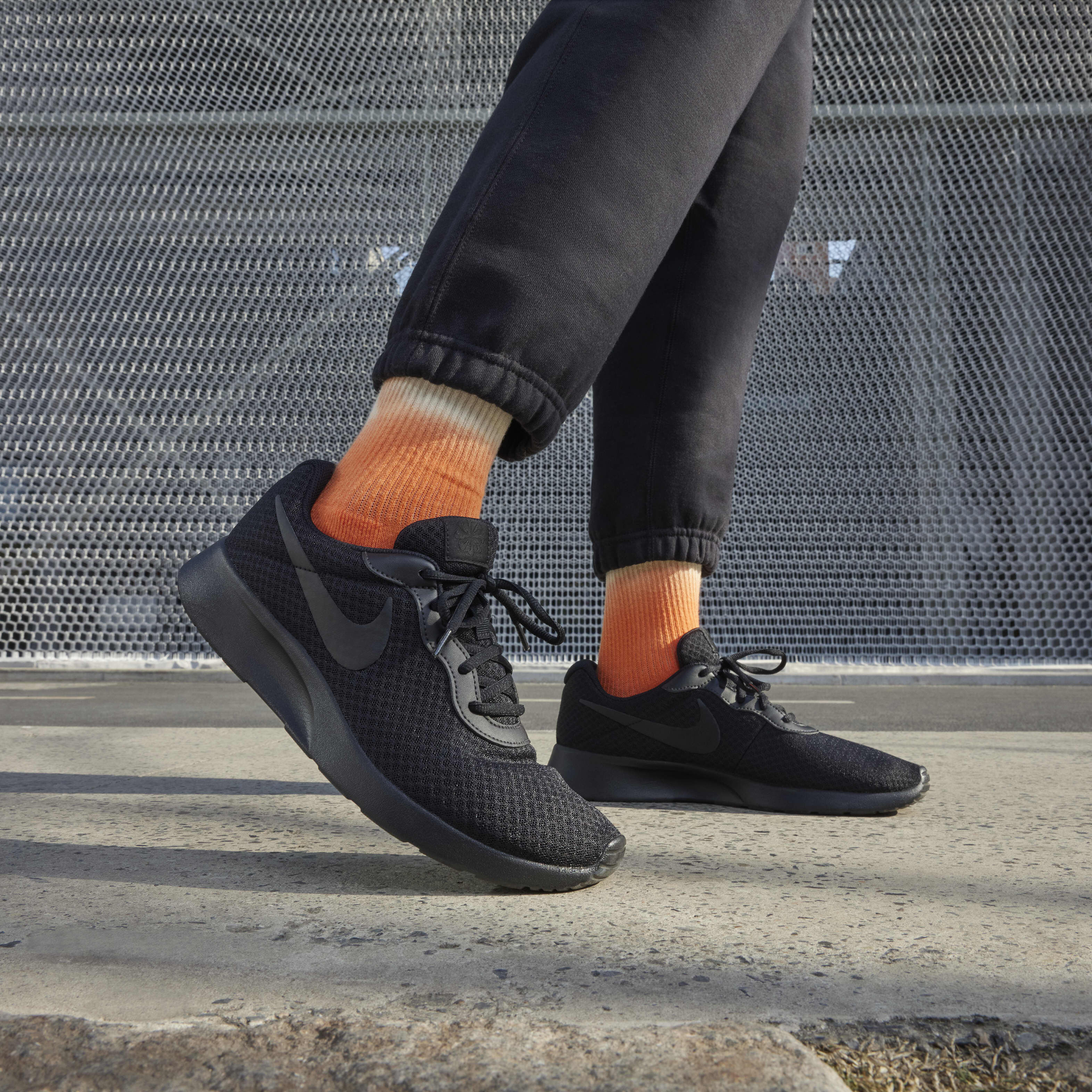 Nike tanjun mens trainers black online