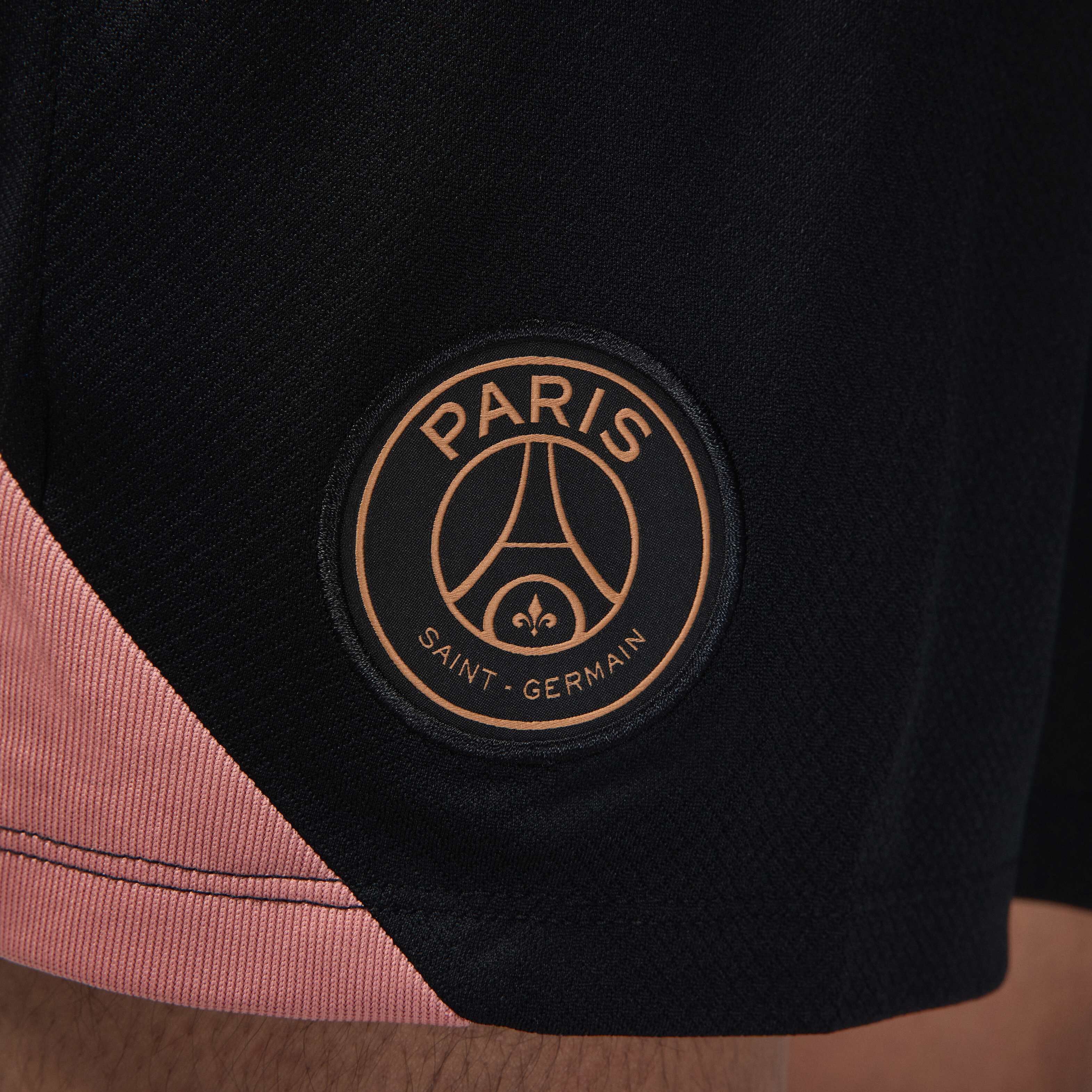 Paris Saint-Germain Strike Third image number 6