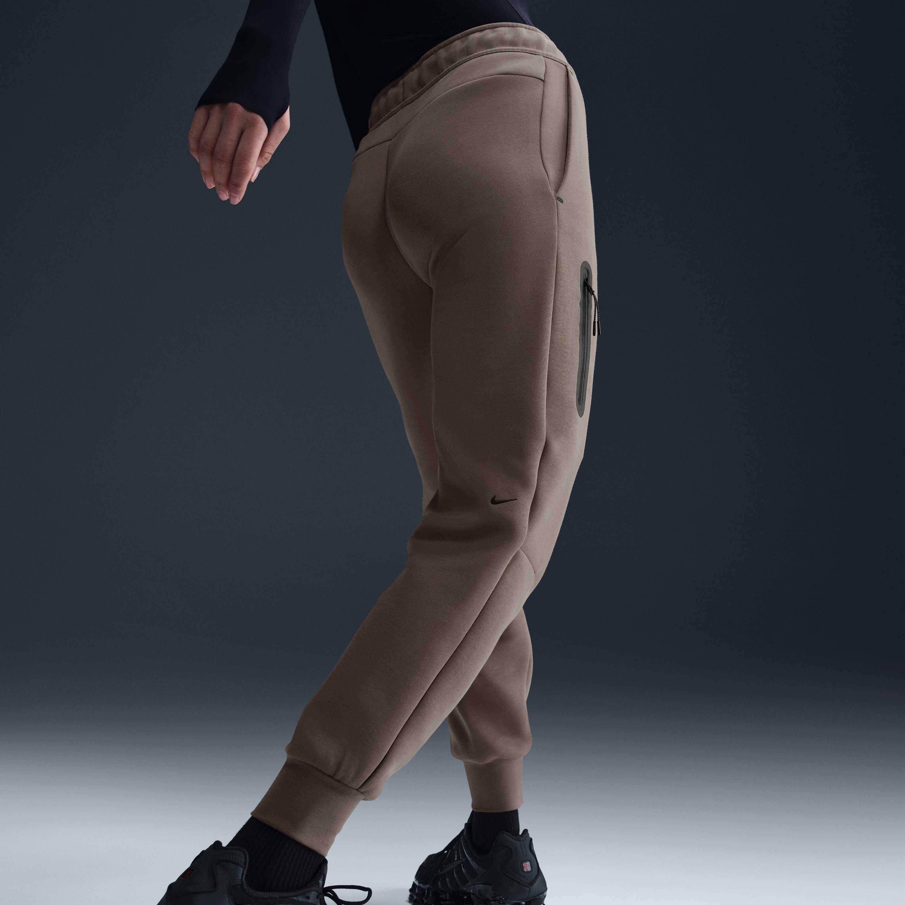 Nike Sportswear Tech Fleece image number 2