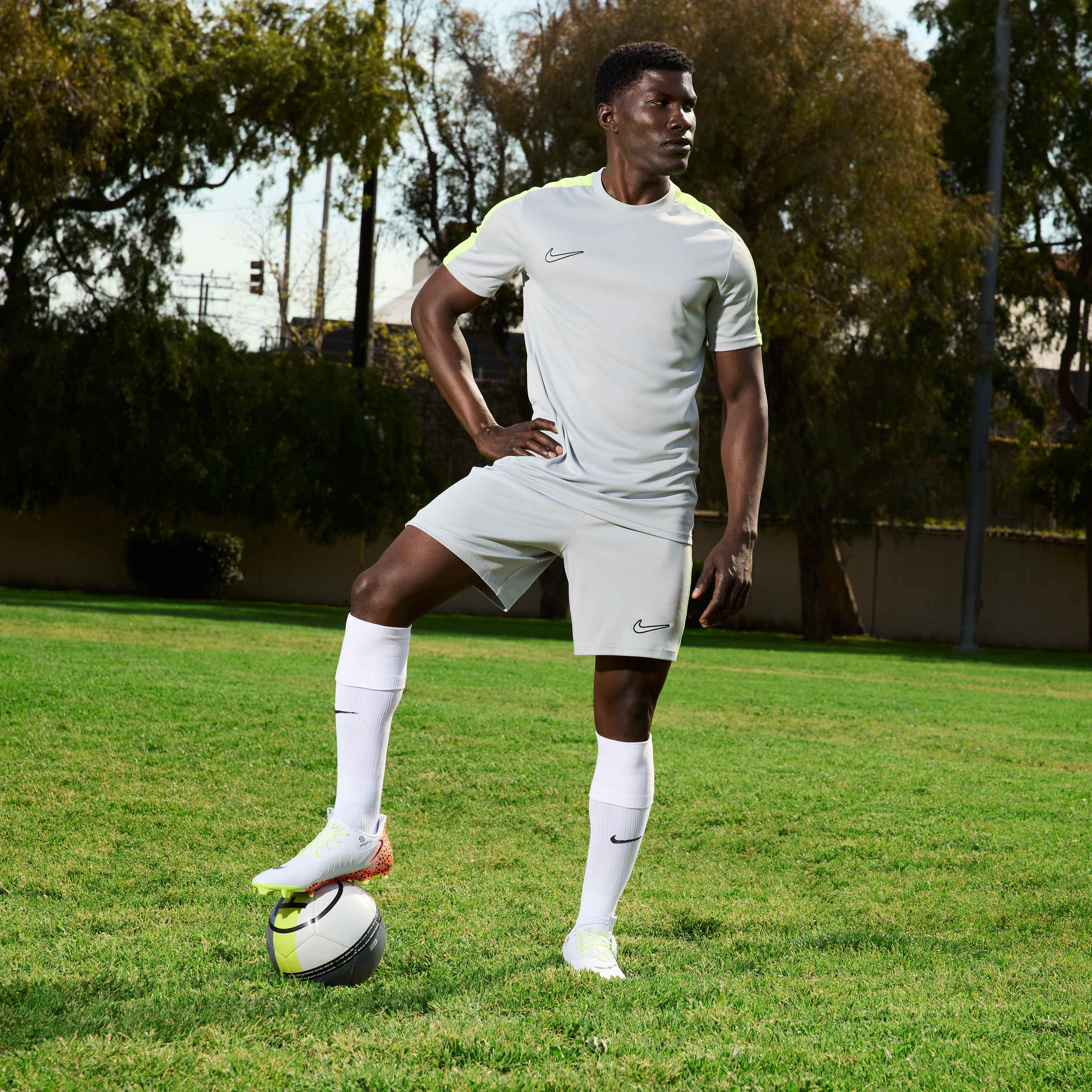 نايكي فانتوم جي اكس 2 أكاديمي ايزي اون ايلكترك image number 9