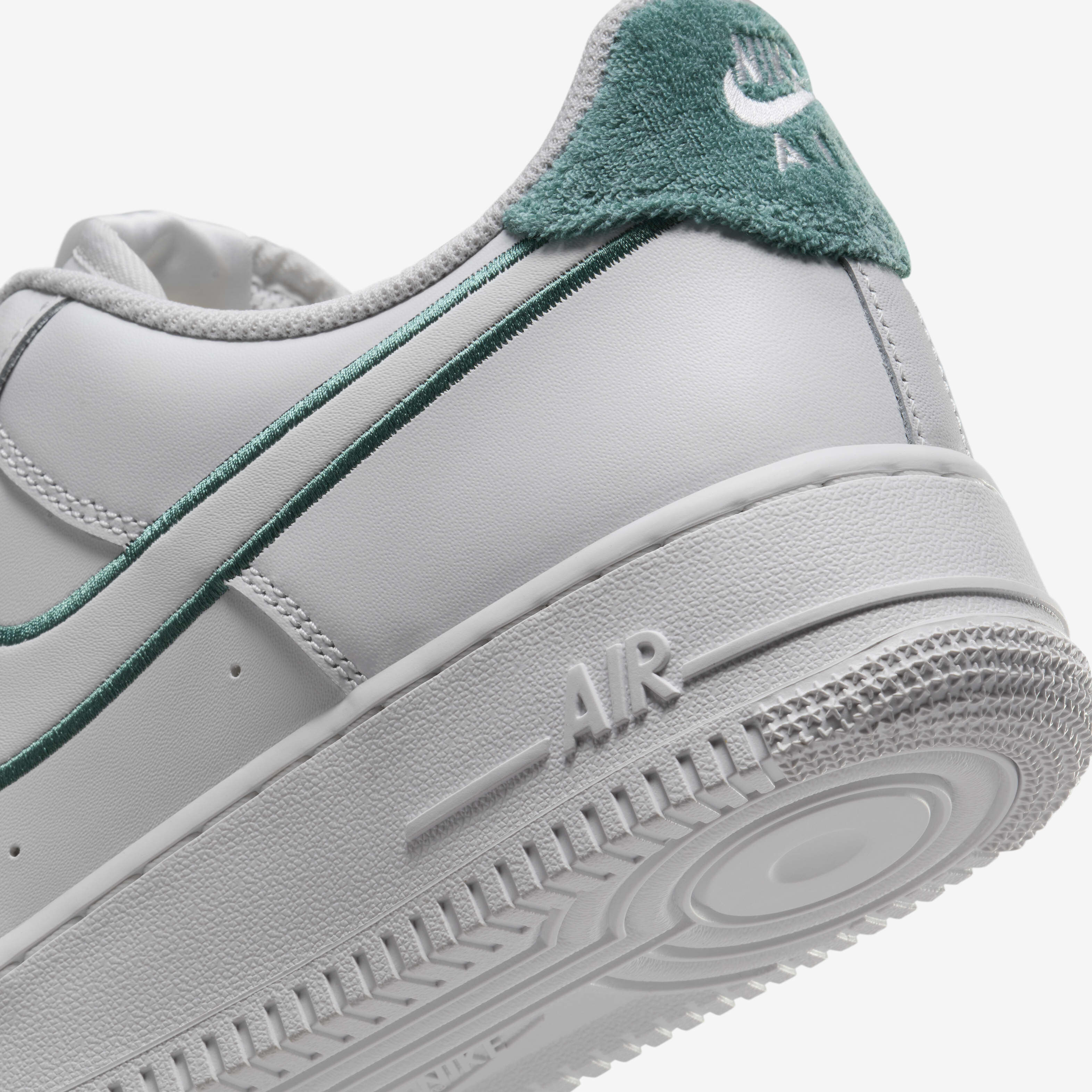 nike air force 1 07 lv8 summit white