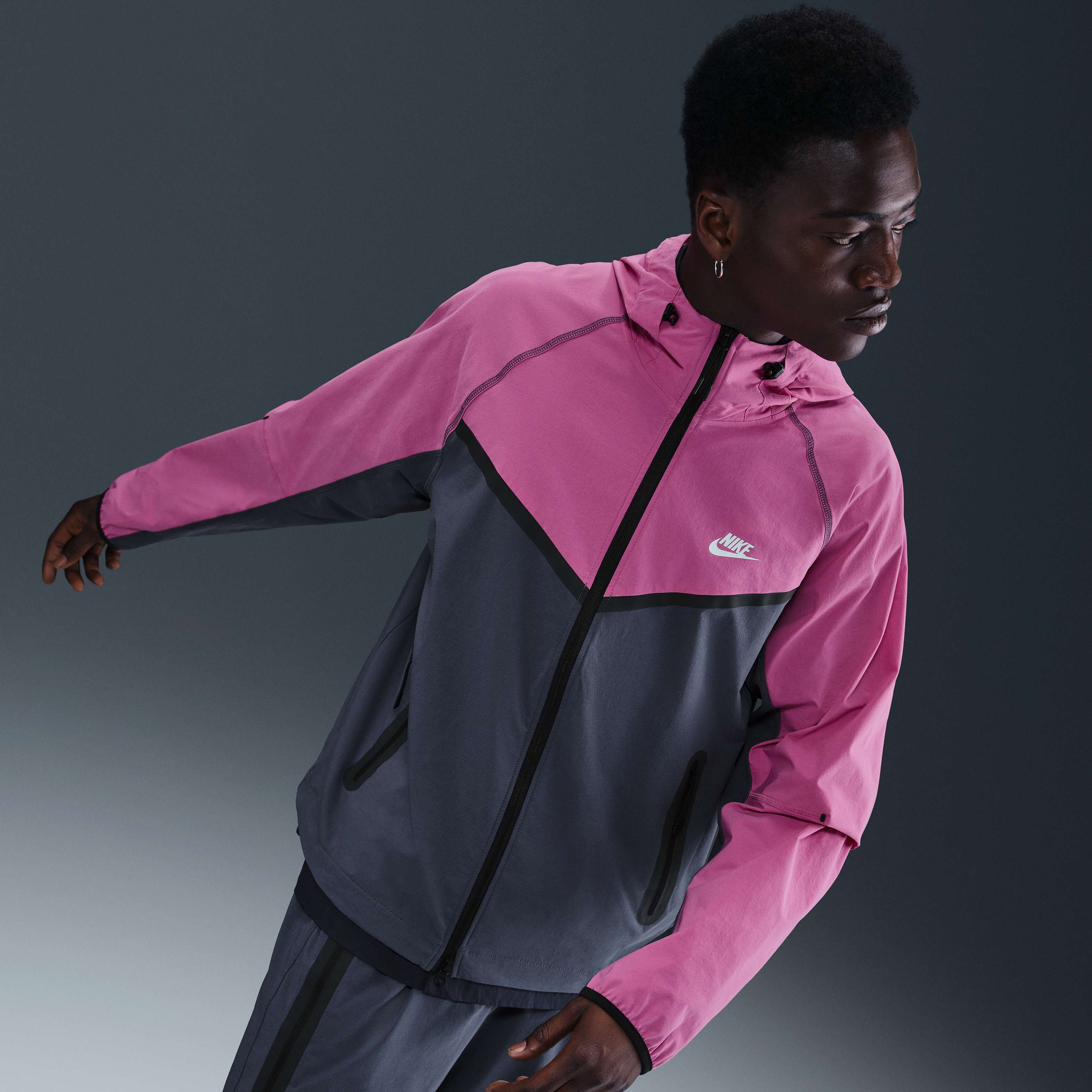 نايكي تك ويندرانر image number 2