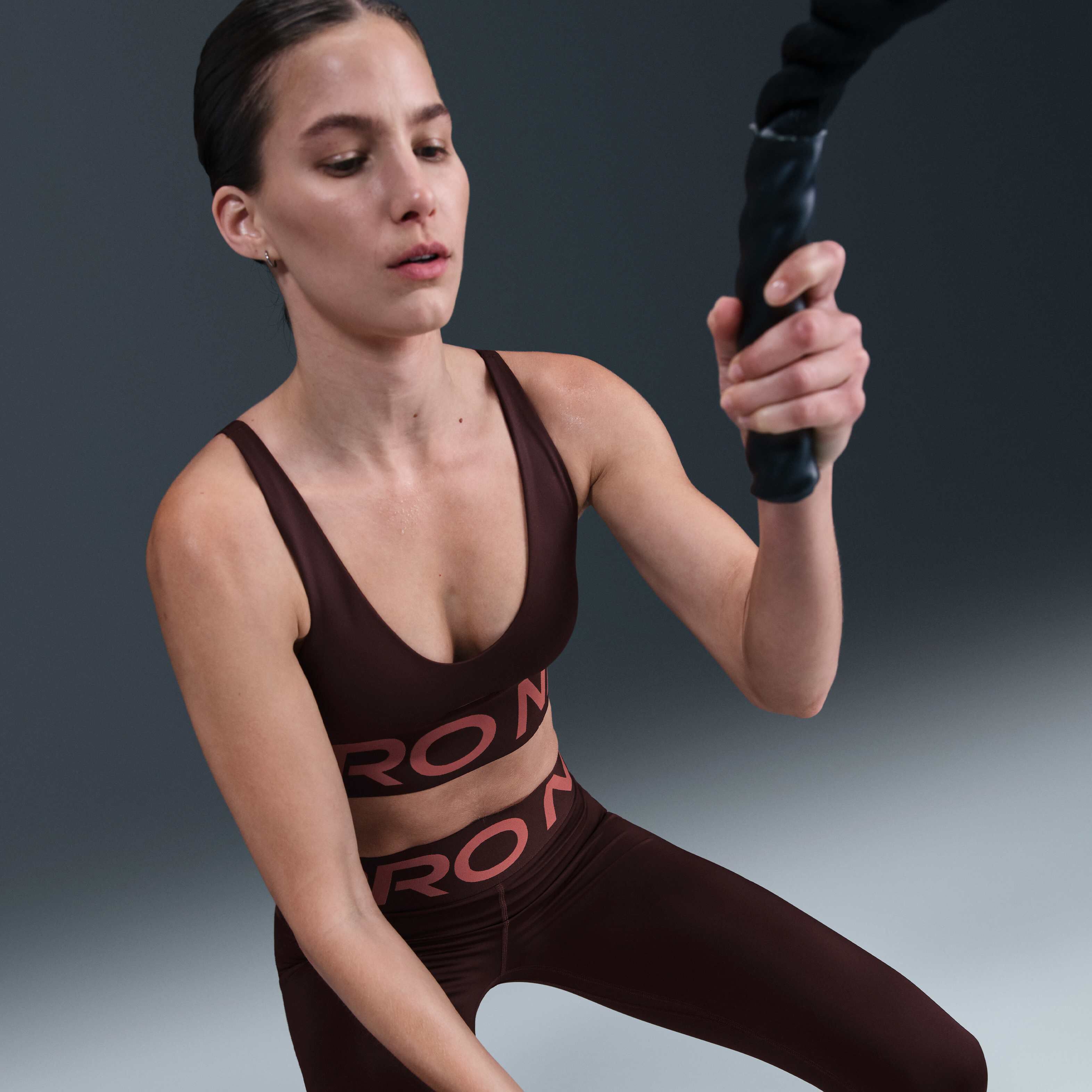 Nike Pro Indy Plunge image number 2