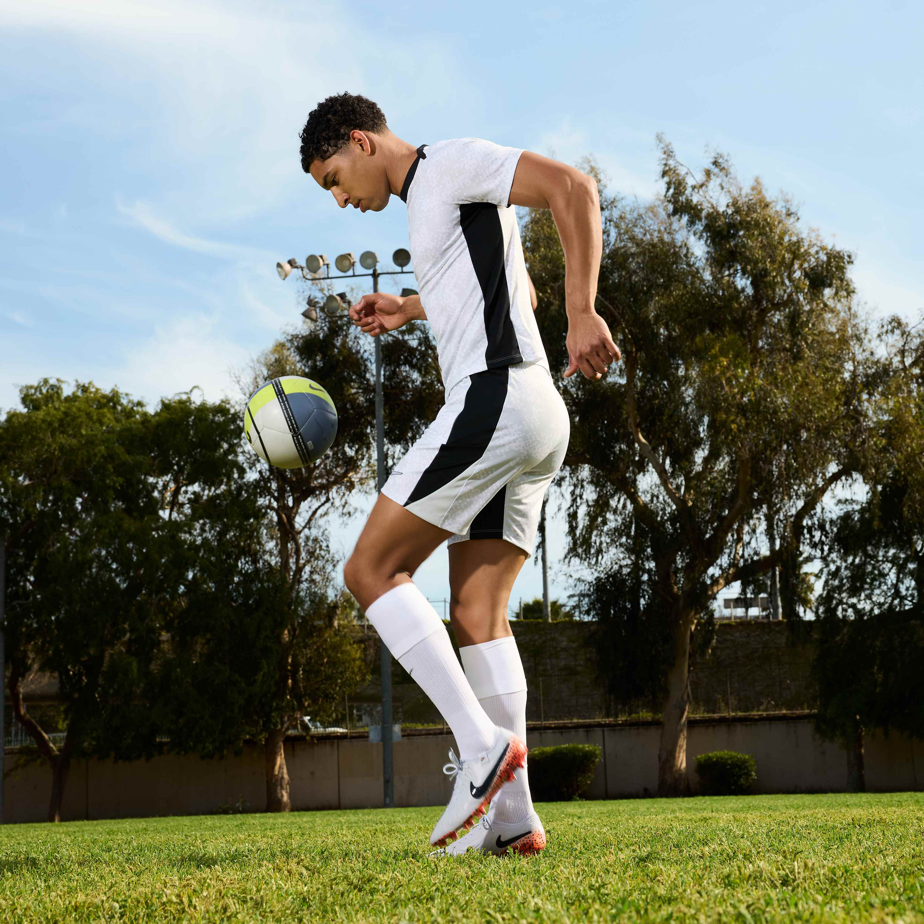 Nike Tiempo Legend 10 Elite Electric image number 11