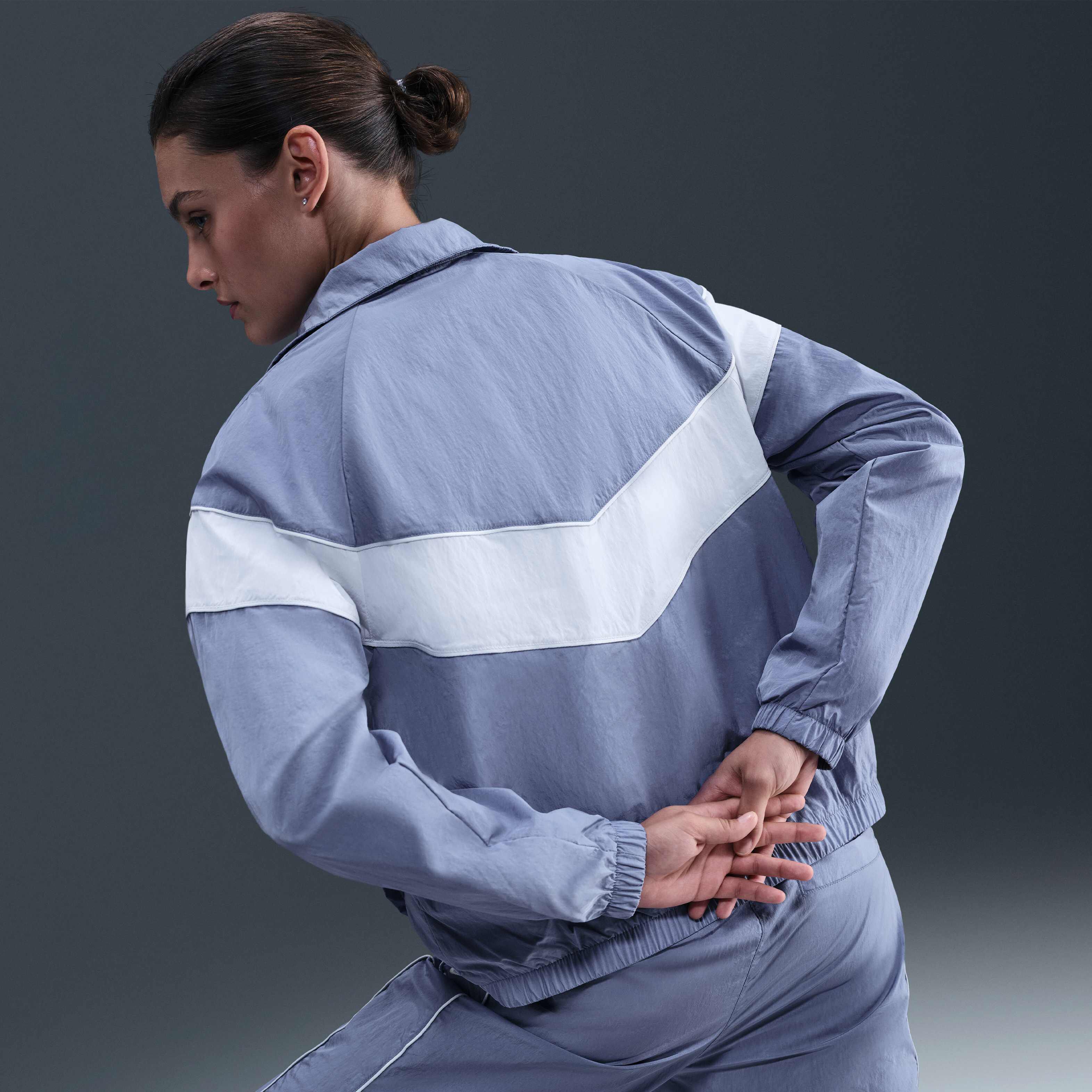 نايكي ويندرانر image number 2