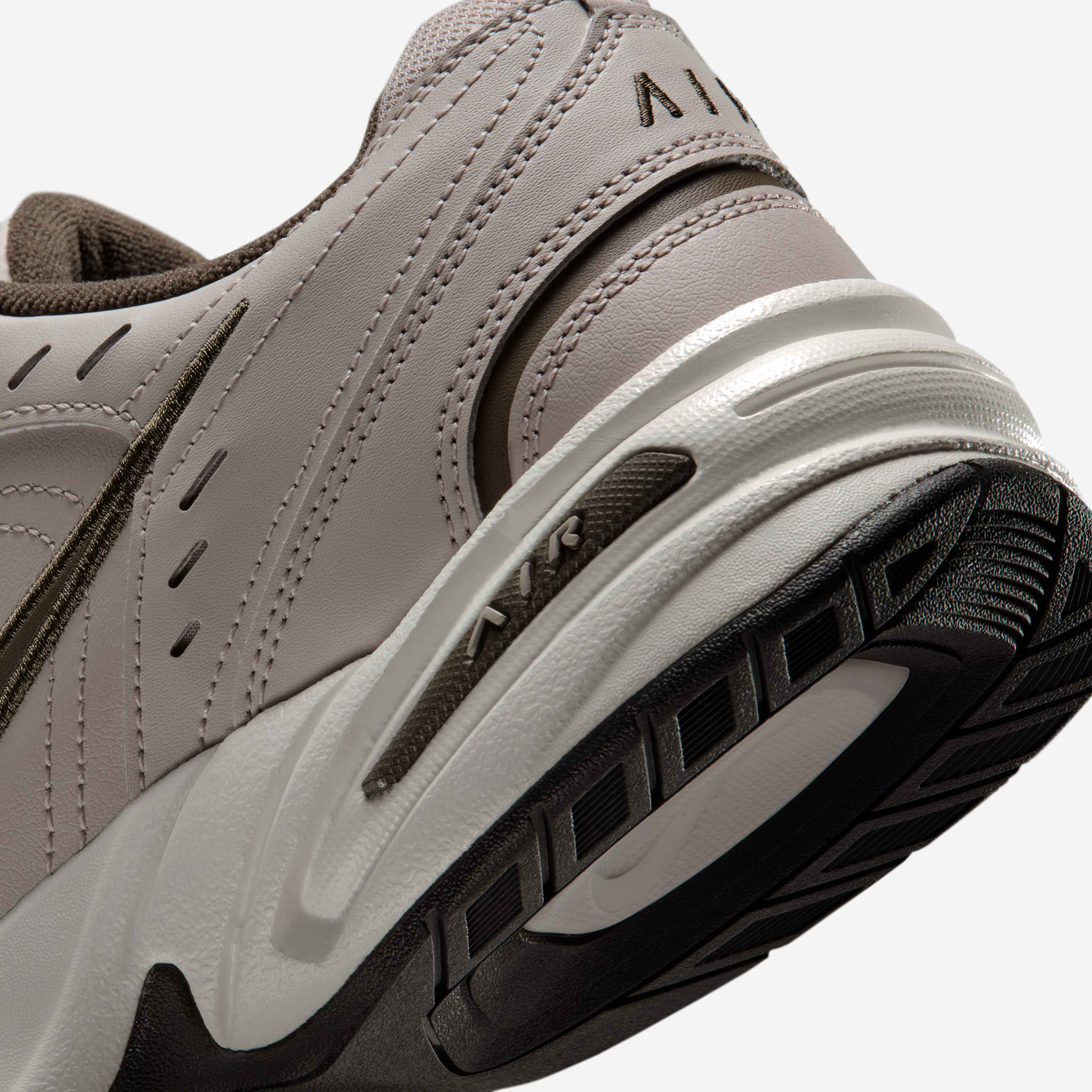 Nike Air Monarch IV image number 7