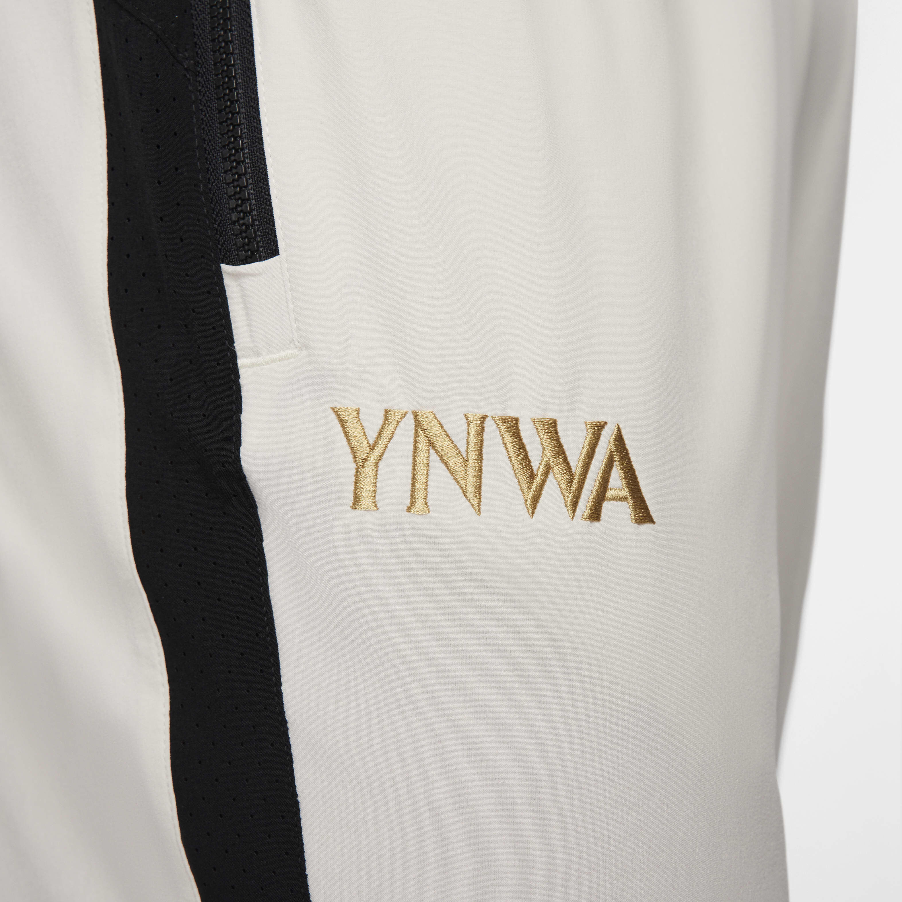 ليبرون x ليفربول F.C. image number 6