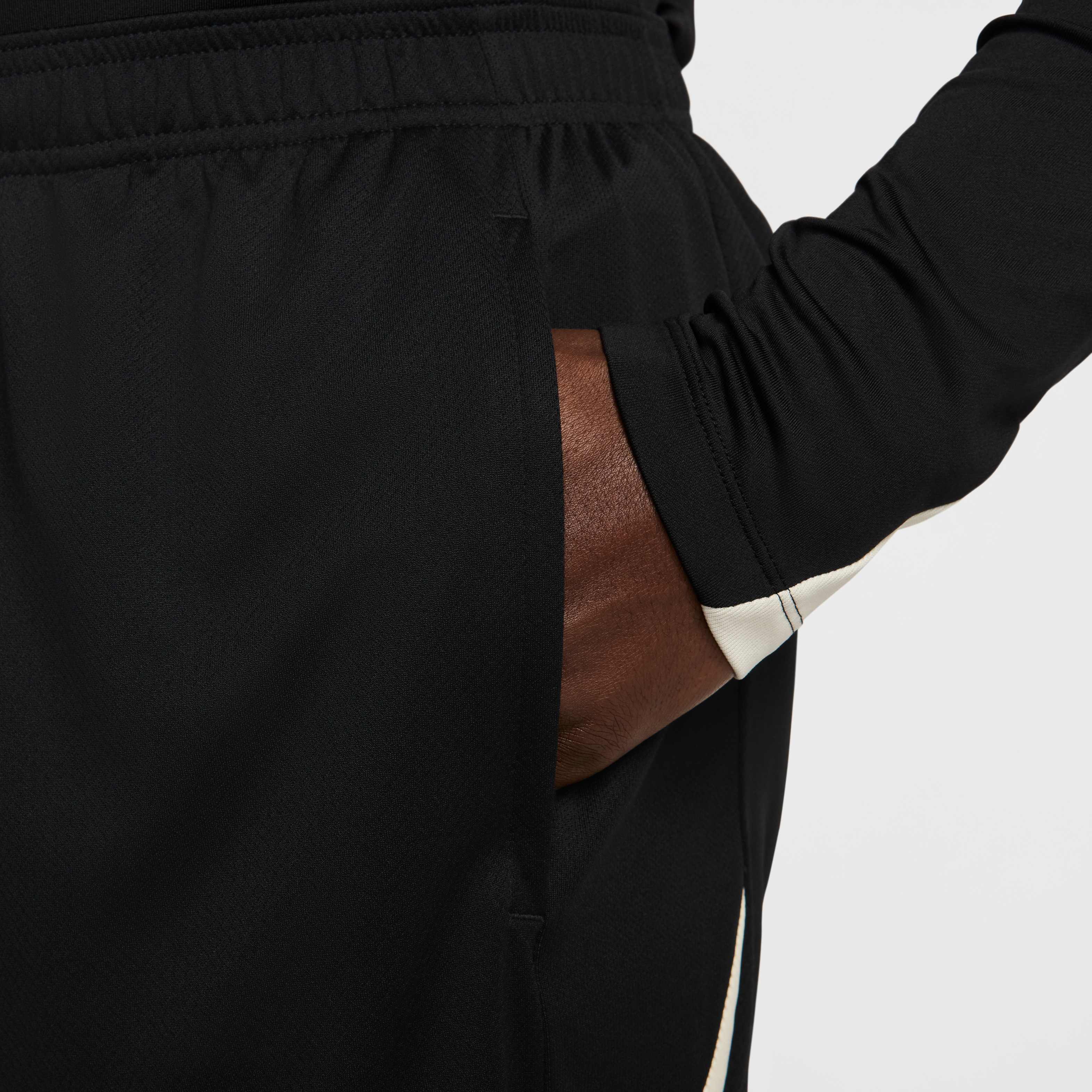 Liverpool F.C. Strike Special Edition image number 4