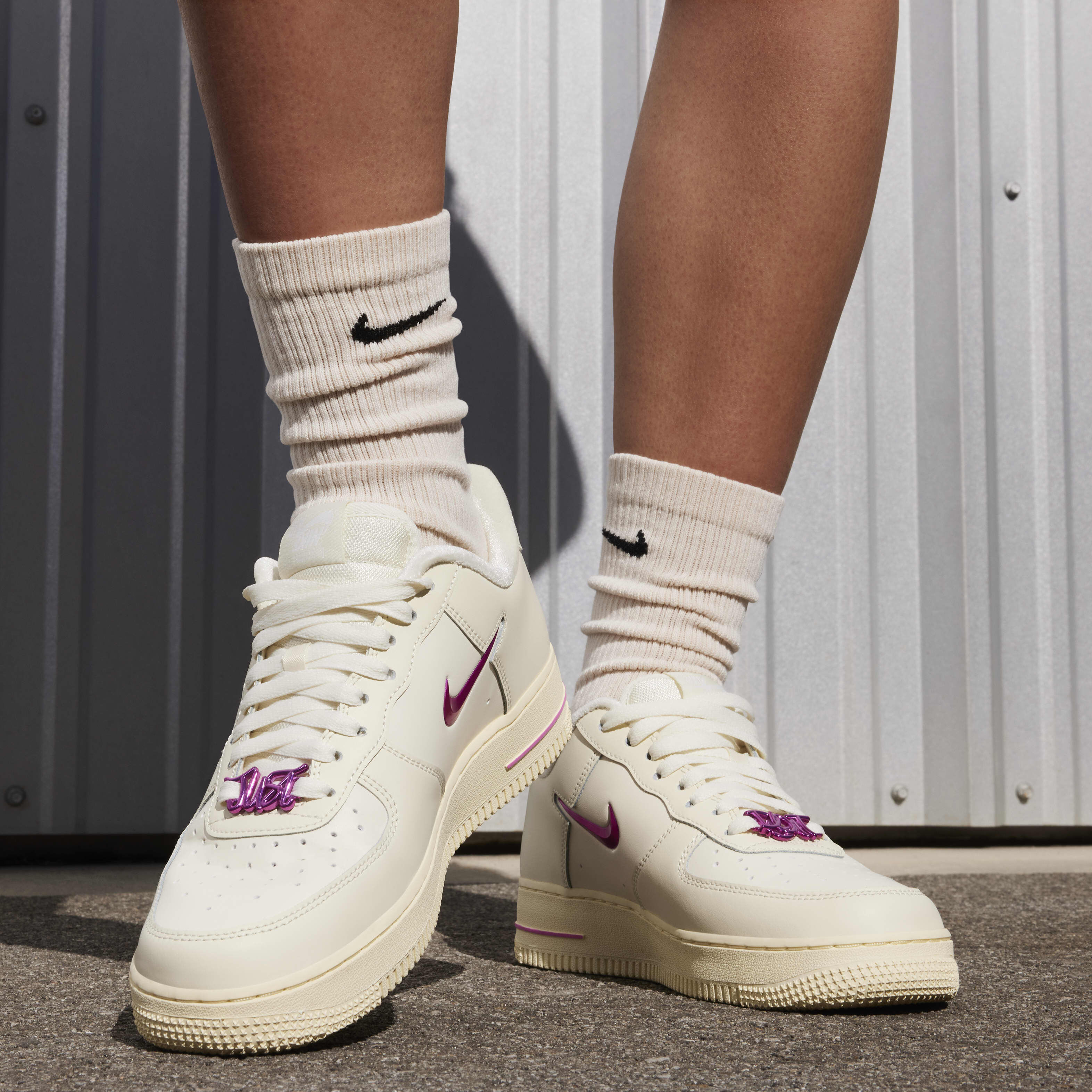 Nike air force 1 womens pink tick best sale