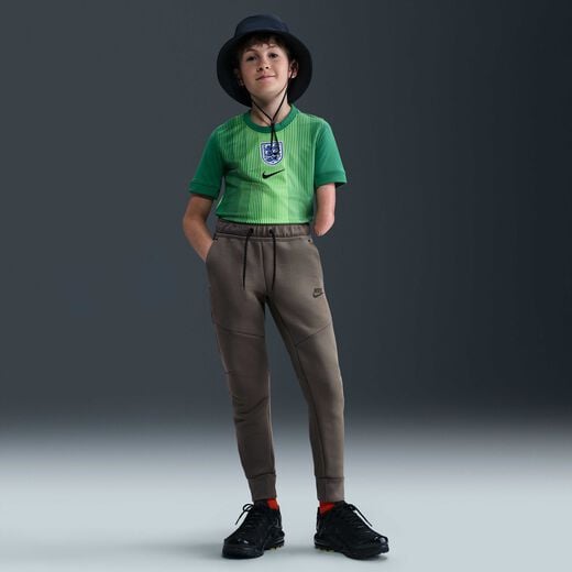 نايكي سبورتسوير تك فليس نايكي سبورتسوير تك فليس